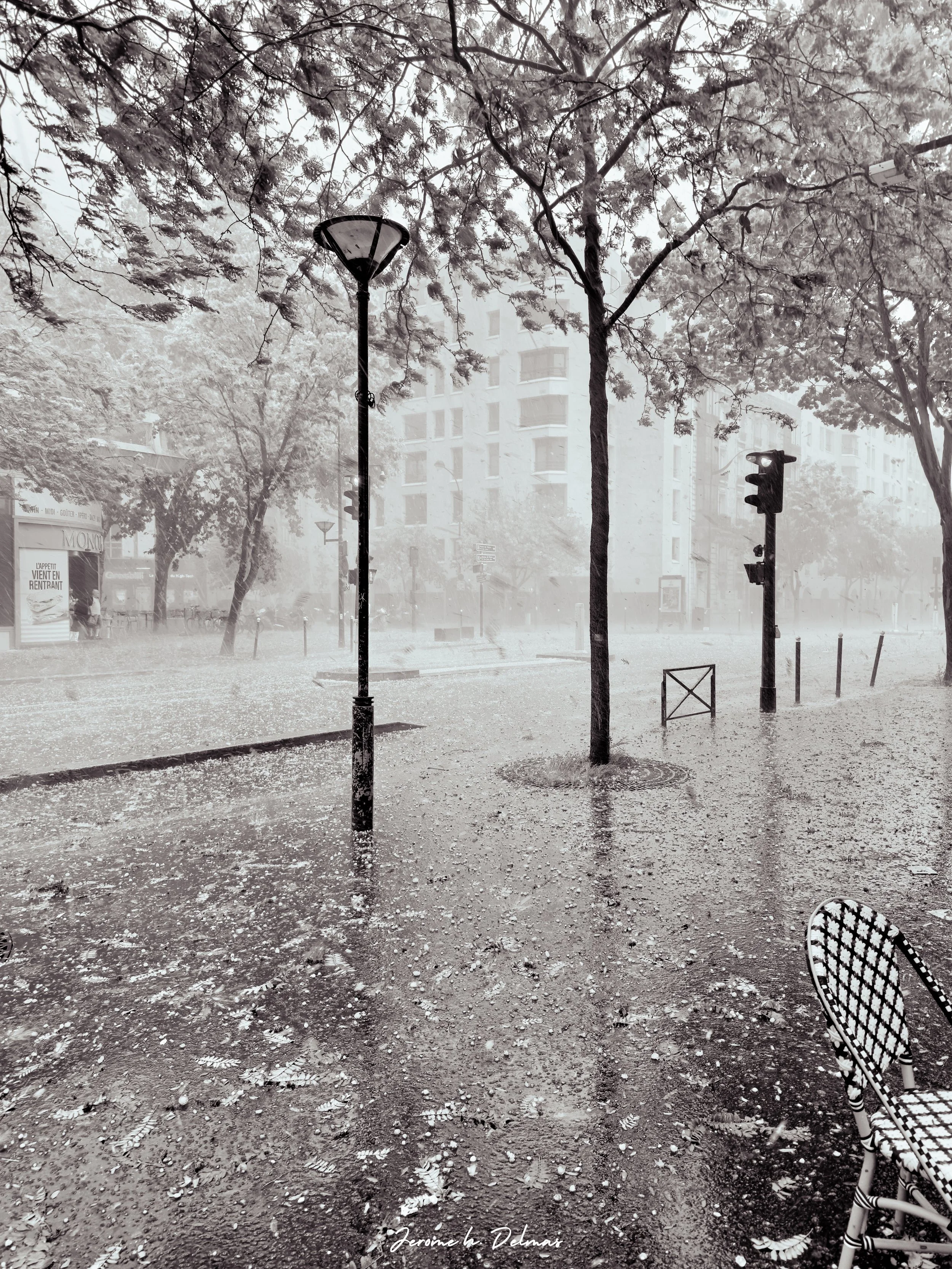RUE LINOIS PARIS, UN JOUR DE TEMPÈTE ÉTÉ 2025