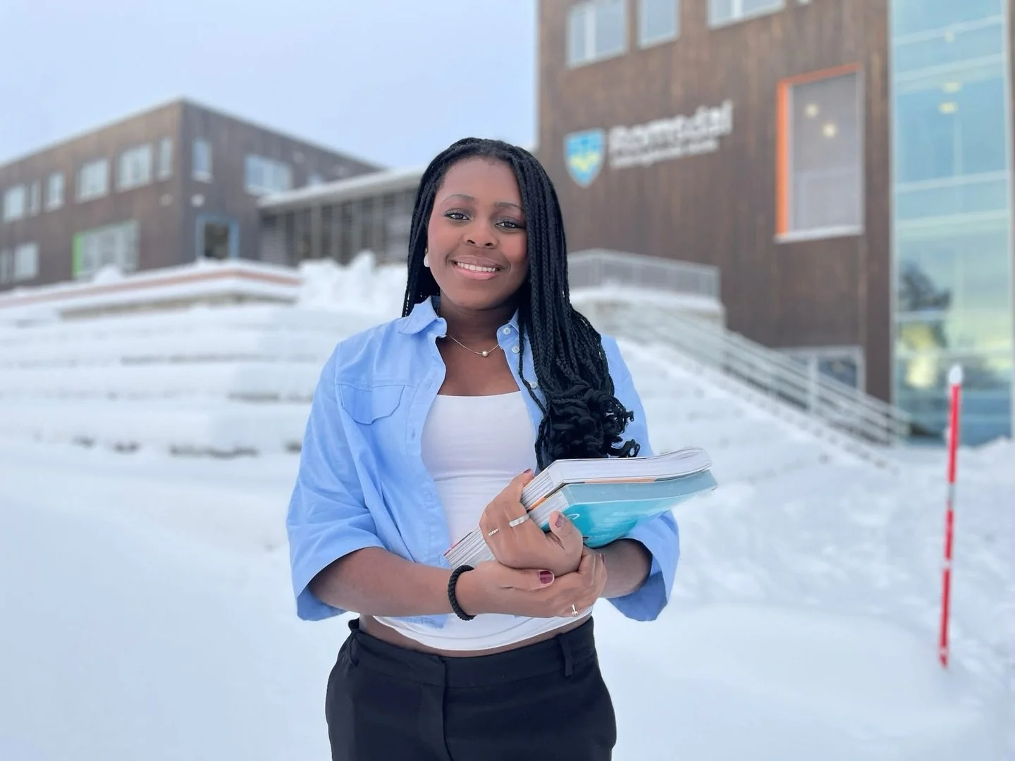 Vi er stolte av at vestnesjenta Kenni (17) skal representere Noreg i Nordisk talefest i K&oslash;benhavn i 2026! 🙌
Til dagleg g&aring;r ho p&aring; Romsdal vgs, men i 2026 st&aring;r Kenni Eyiram Dogbey p&aring; scena i K&oslash;benhavn med ein tale
