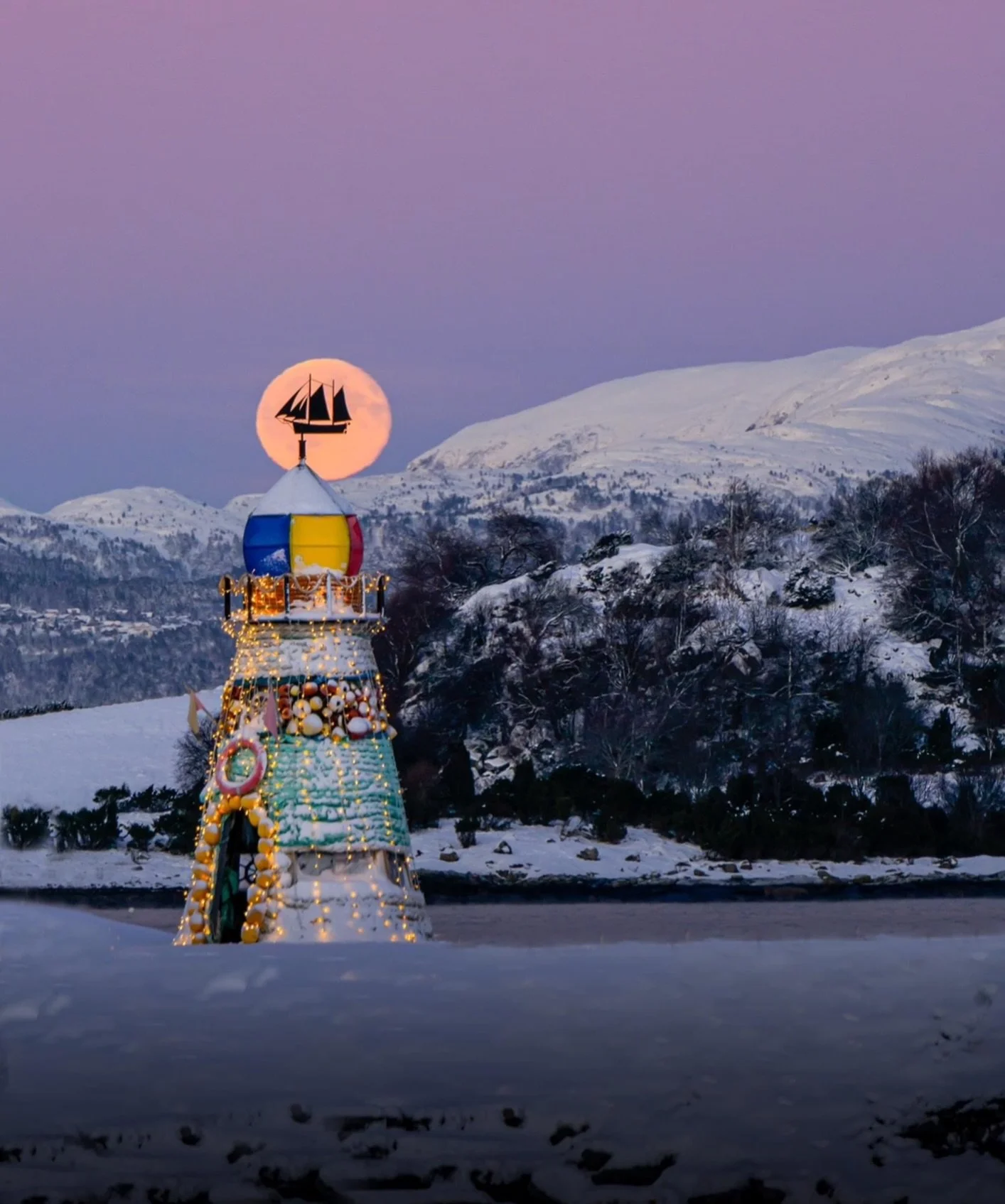 Kanskje ikkje ei kvit jul i &aring;r som p&aring; bilde, men julestemninga er der likevel🫶 &Oslash;nskjer alle ei riktig god og varm jul✨🎅❤️

📸: @astokkeland_photo 

#ivestnes #jul #christmas
