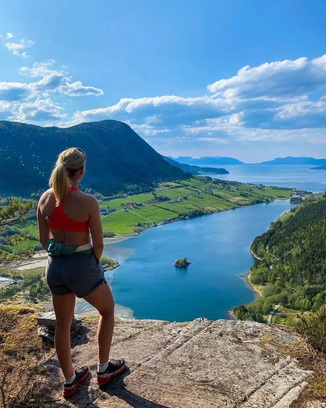 Fem fjellturar du b&oslash;r f&aring; med deg i 2026🙌🌄

1. N&Oslash;TA, V&aring;gstranda 📍
2. HELSETNAKKEN, Vikebukt📍
3. REKDALSHESTEN, Rekdal📍
4. JENSBU, Tresfjord📍
5. VARDEN, Tomrefjord 📍

#instaspots #ivestnes