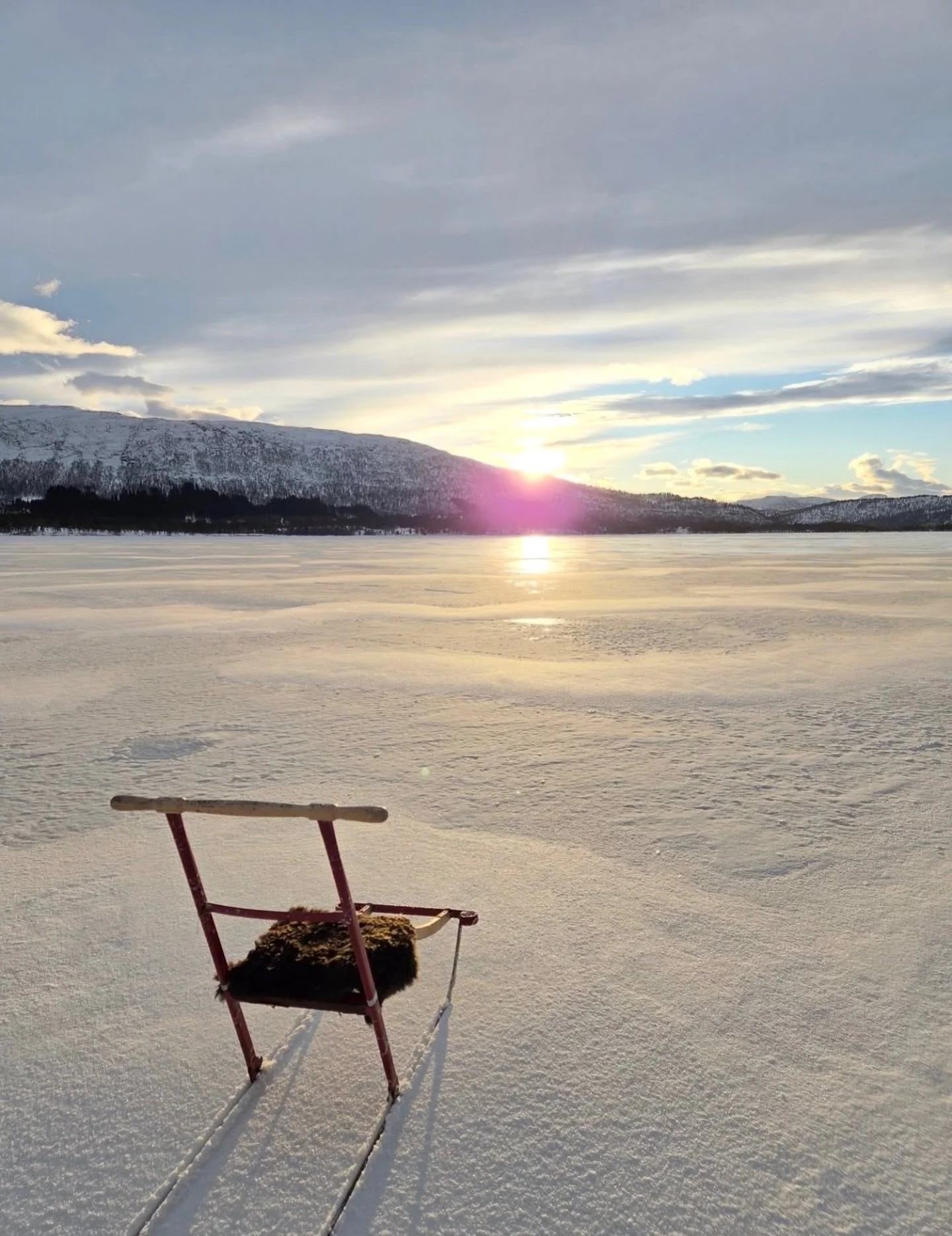 Over 30 cm tykk is p&aring; Svartl&oslash;ken ⛸️❄️
Likevel: forhold kan endre seg raskt, v&aelig;r forsiktig og sjekk isen der du g&aring;r🫶

📸: @anitaeikfro