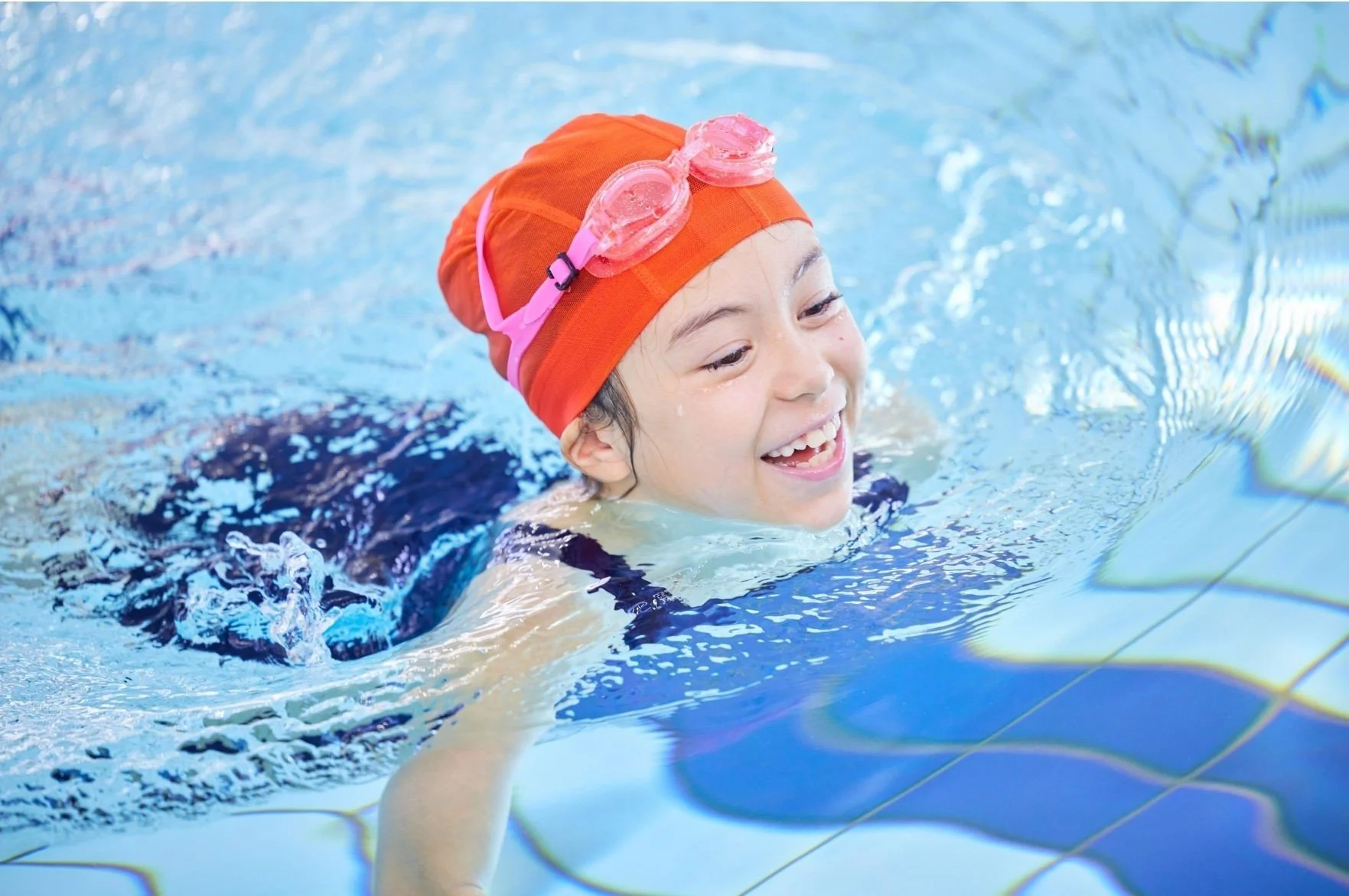 Undervannsbilde av ein dykkar. Han beveger seg på havbotnen, blant tang og tare