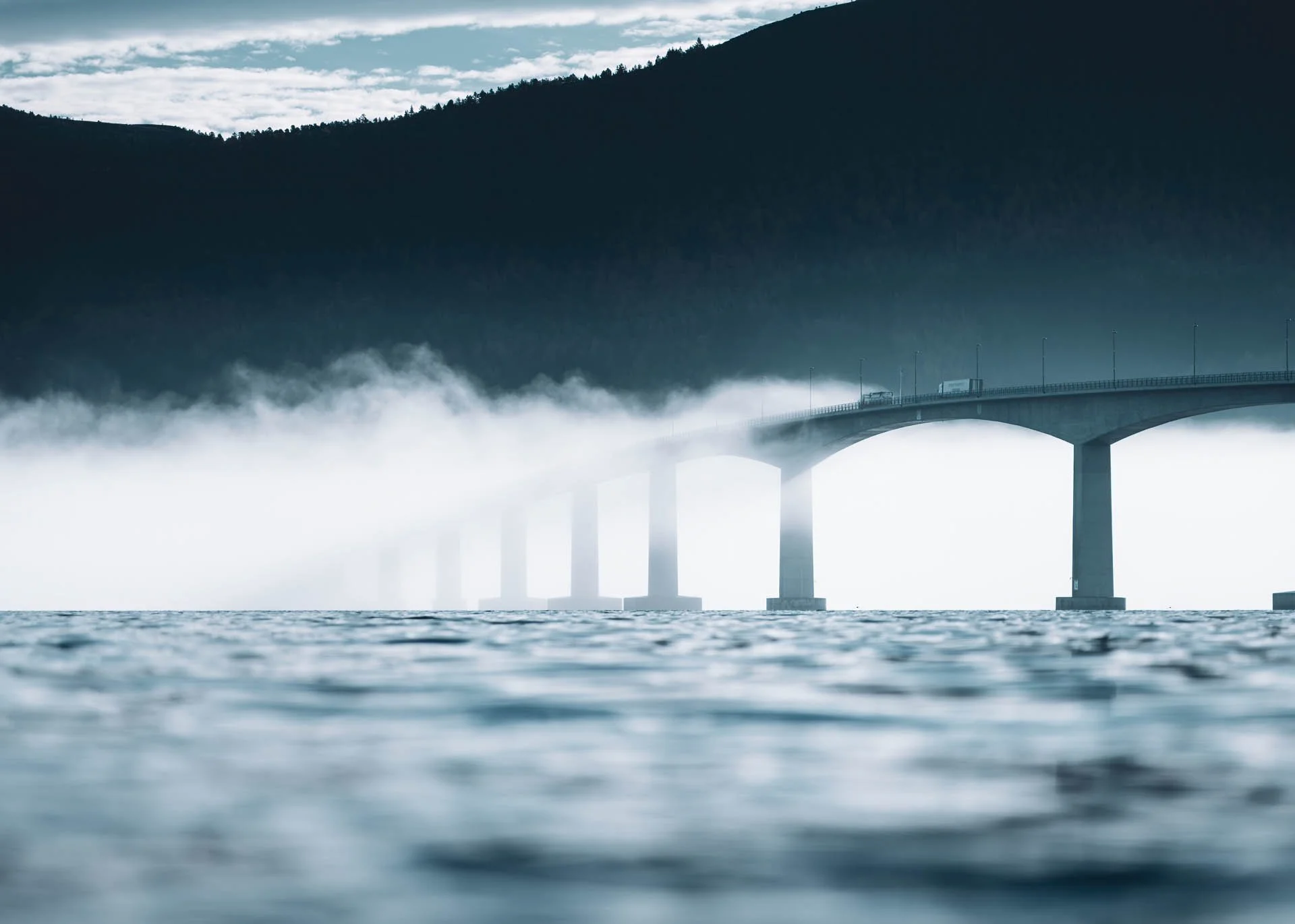 Tresfjordbrua med hav og fjell i bakgrunnen