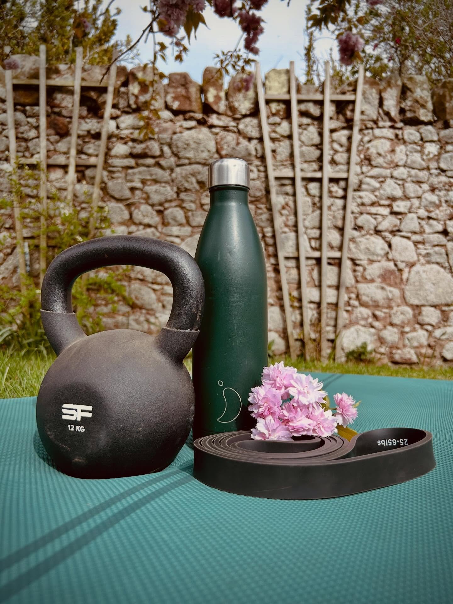 The sun is out!

Grab your water bottle, find your favourite spot and take some time to move your body. 

Stay tuned for a sunshine bodyweight workout you can do anytime, anywhere!

Hope you are having a glorious day 🌸