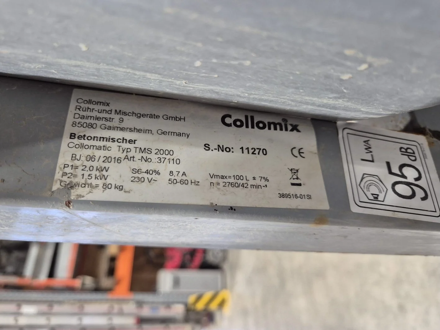 Technisches Datenetikett eines Betoniemischers der Firma Collomix.