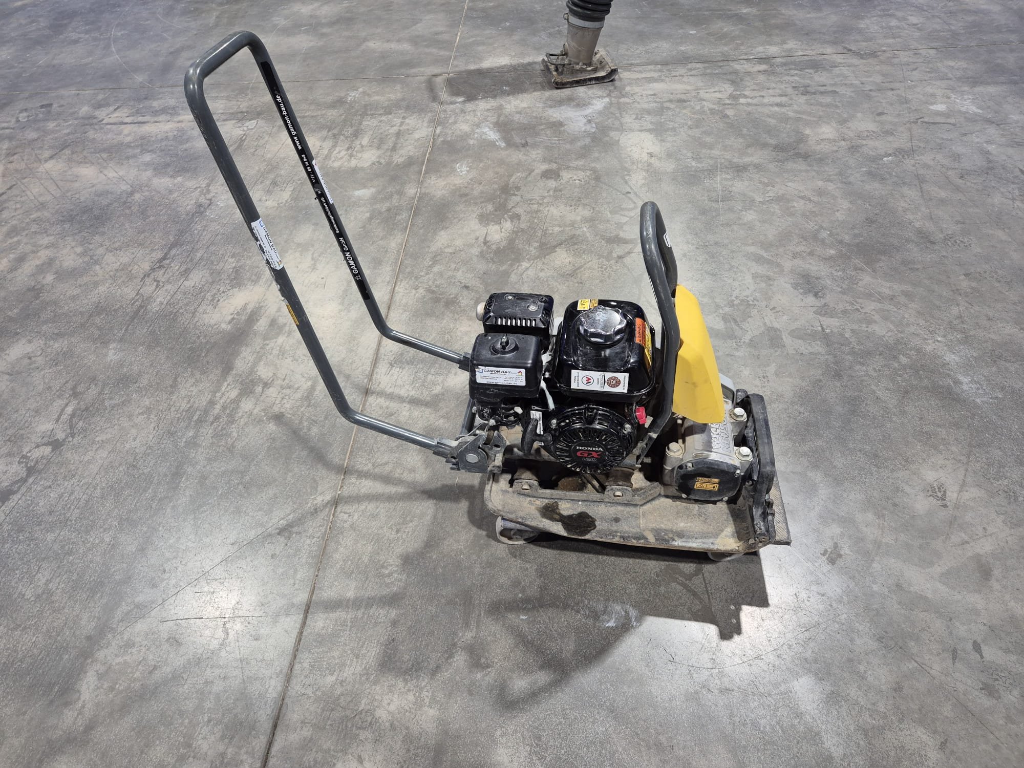 Bodenverdichtungsgerät auf Betonboden.