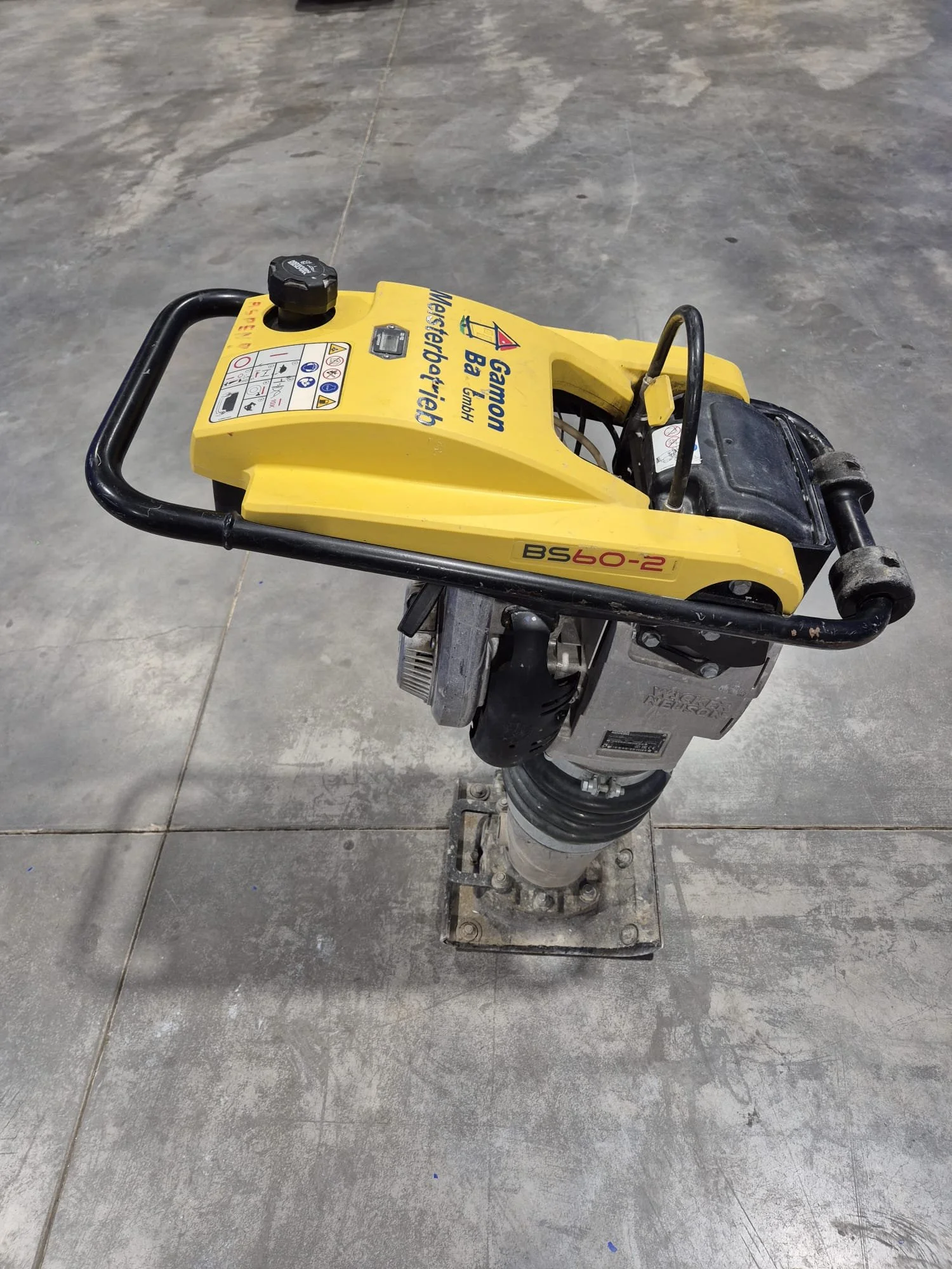 Bodenverdichtungsmaschine auf Betonboden.