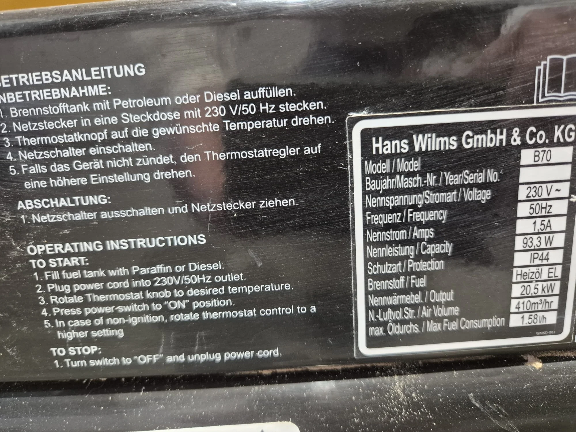 Betriebsanleitung und technischen Datenaufkleber eines Heizgeräts, inklusive Modellnummer, Seriennummer, Stromspannung, Frequenz, Leistung und Schutzart.