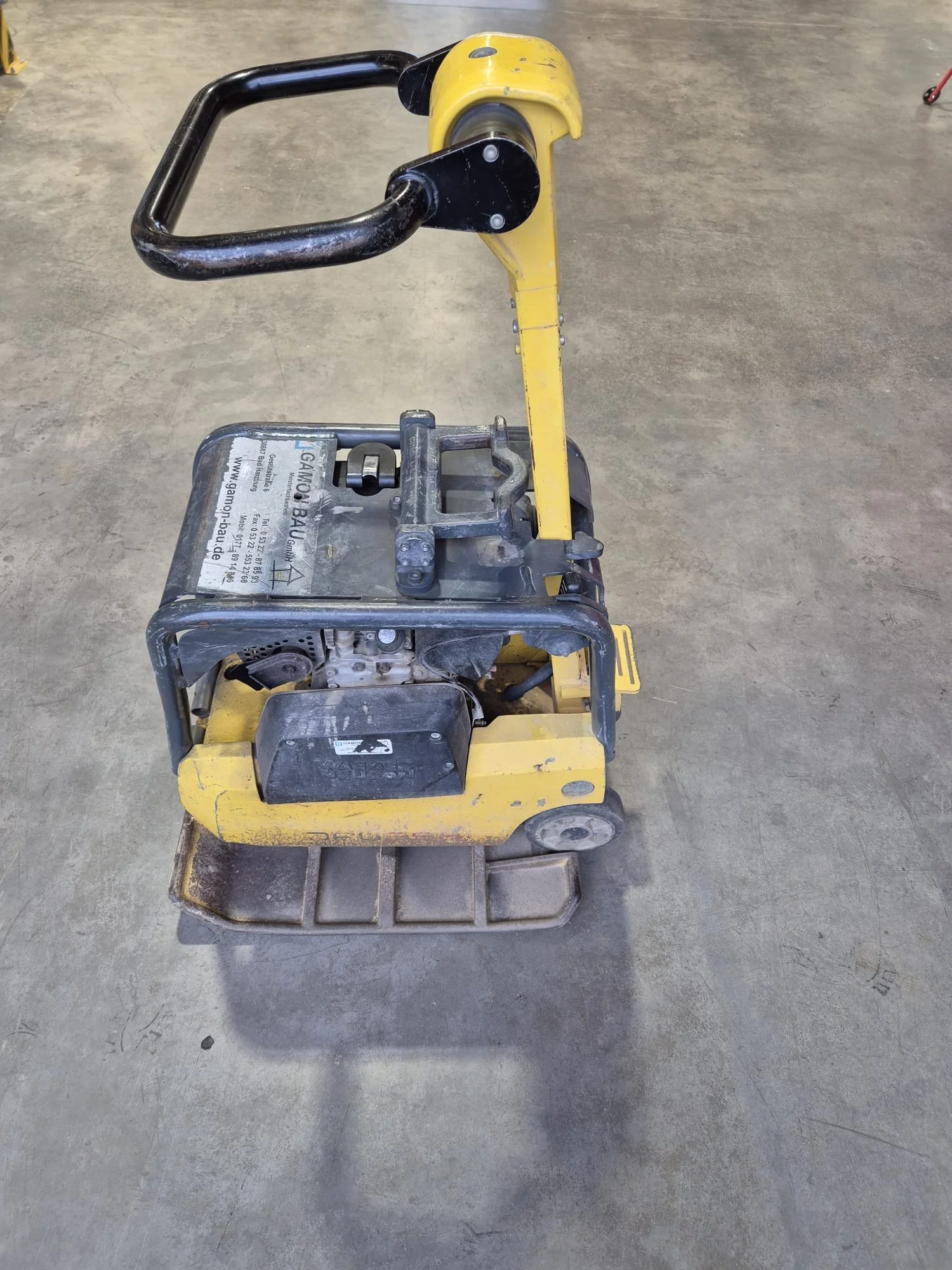 Vibrationsplatte Wacker Neuson steht auf dem Boden im Lager.