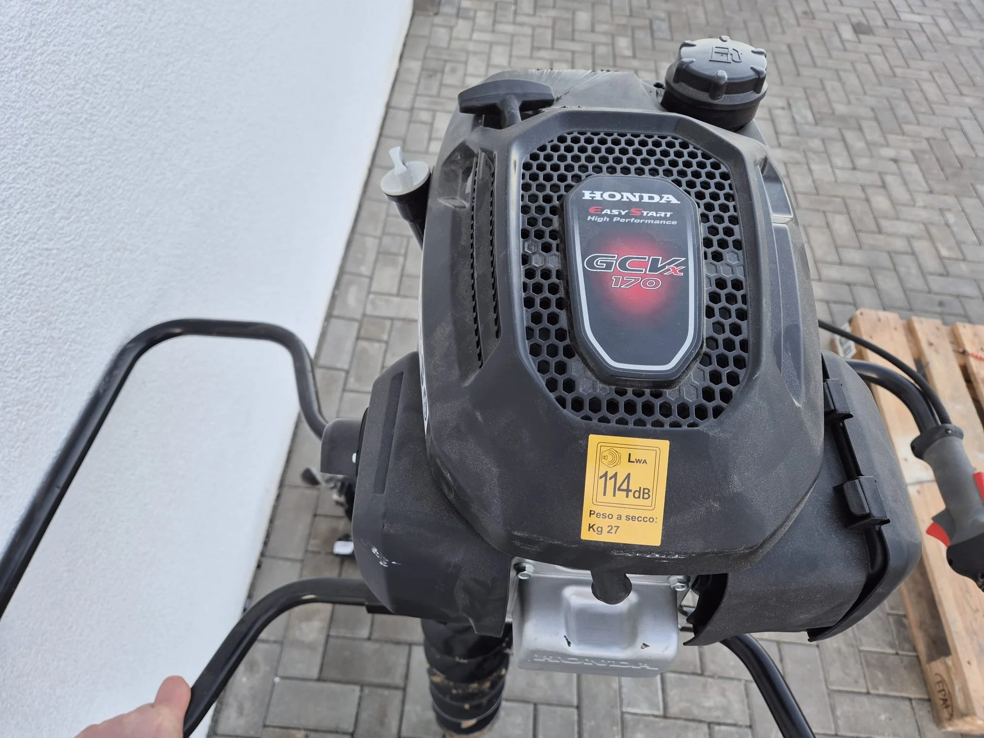 Sicherungsdeckel und Griffe einer Honda GCV 170 Rasenmäher-Maschine