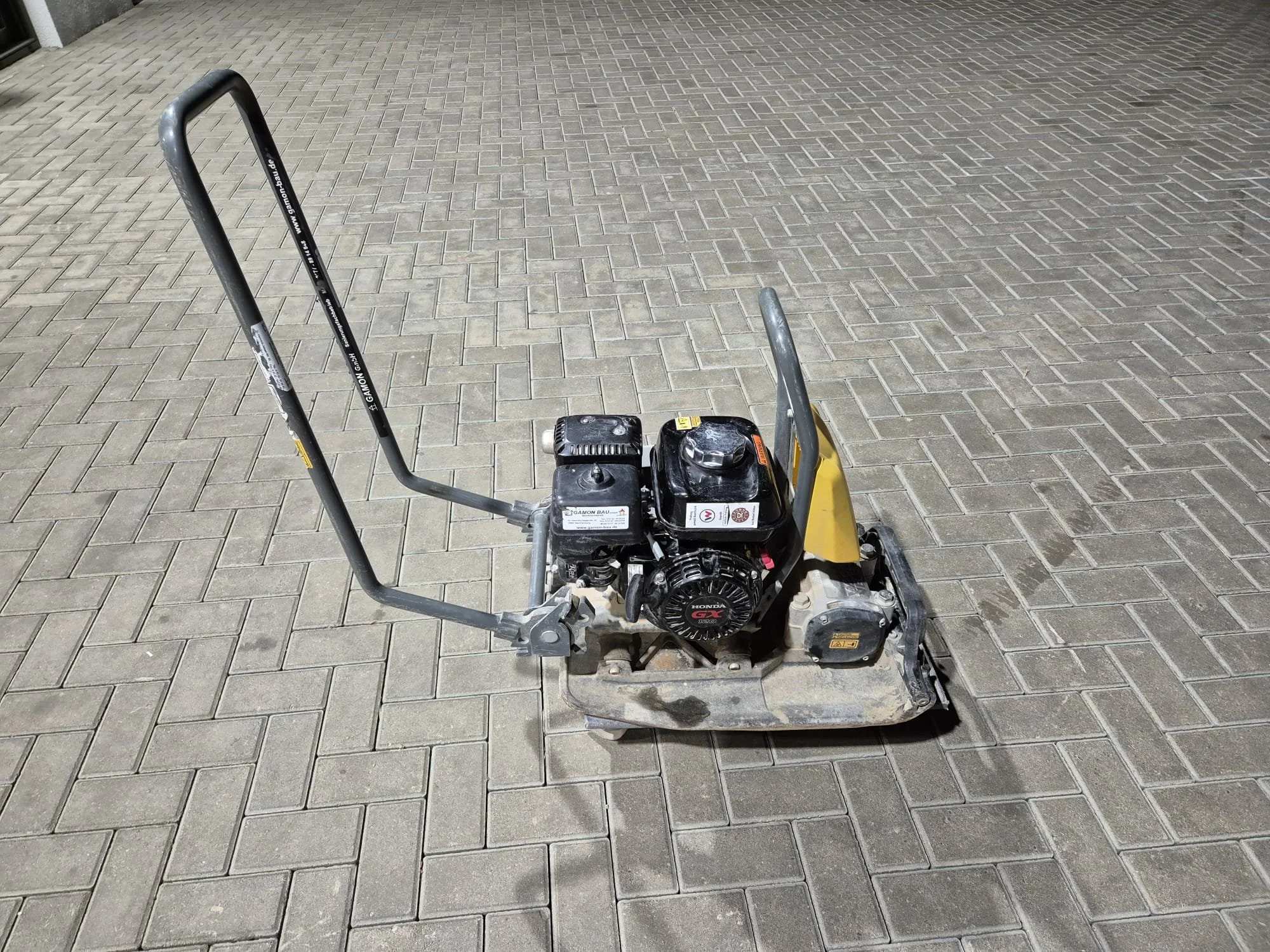 Bodenbearbeitungsgerät auf Pflasterstein