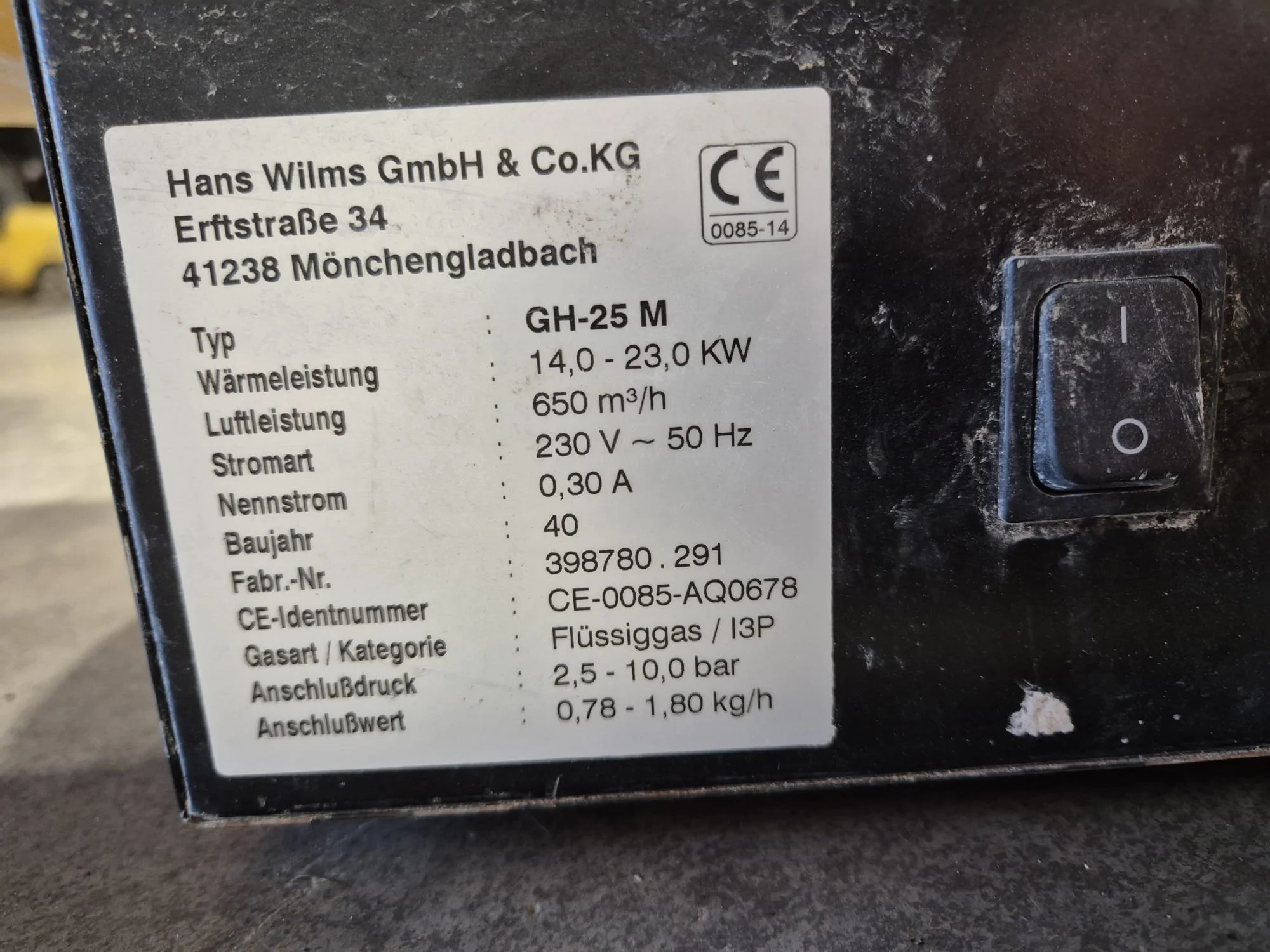 Etikett mit technischen Daten eines Heizgeräts.