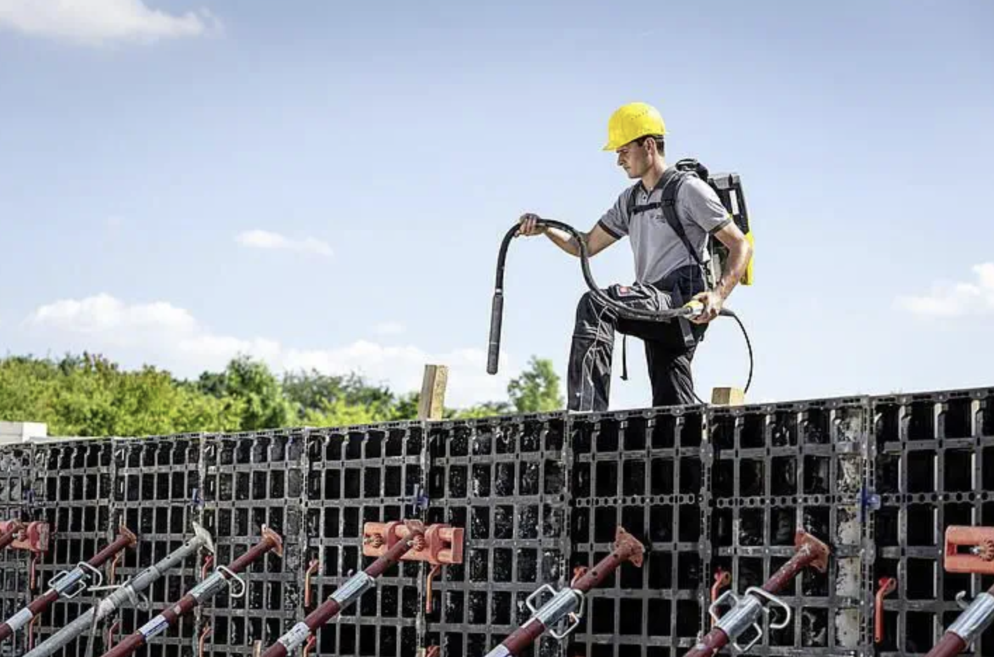 Elektrogerät für das automatische Schleifen oder Schneiden von Beton oder Stein, mit Netzteil, Operationseinheit, und Kabel, auf einer Betonbodenfläche.