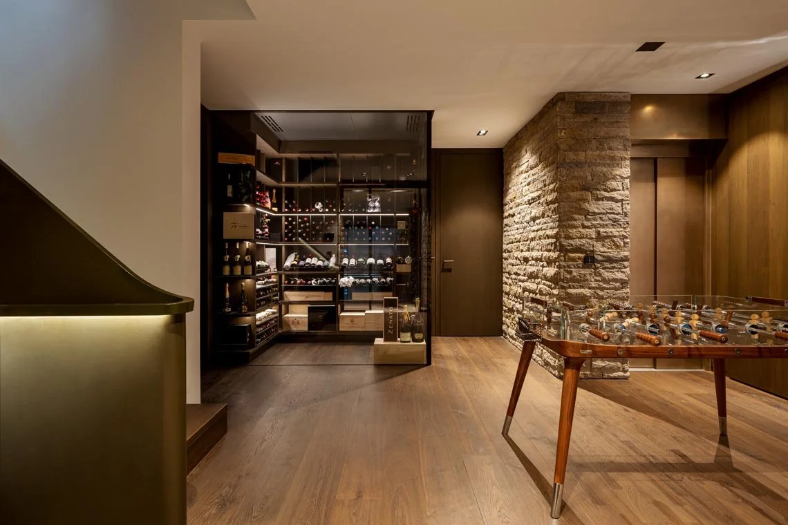 Weinkeller mit Weinregalen, Flaschenspieltafelfußball und Steinwand im modernen Wohnraum