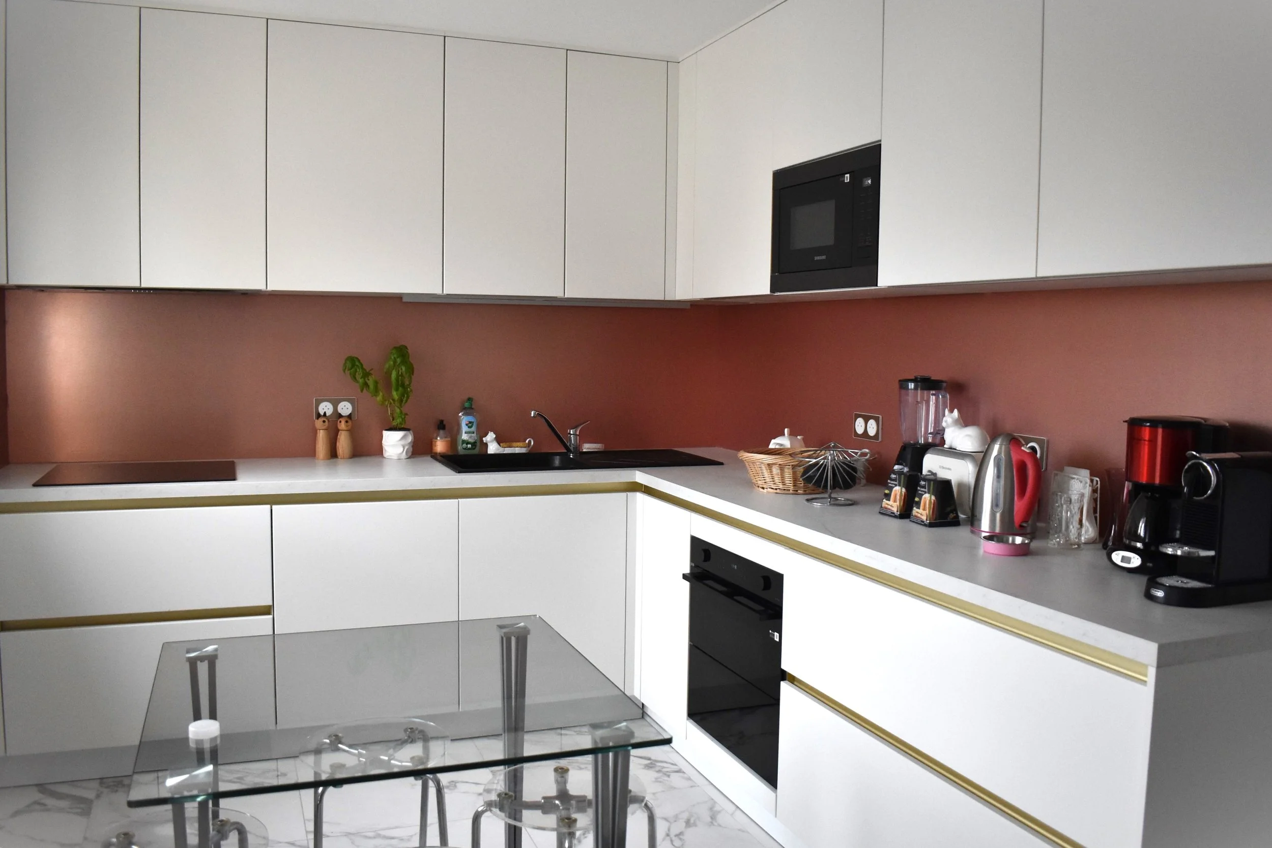 cuisine blanche sans poignée gorge moderne épurée