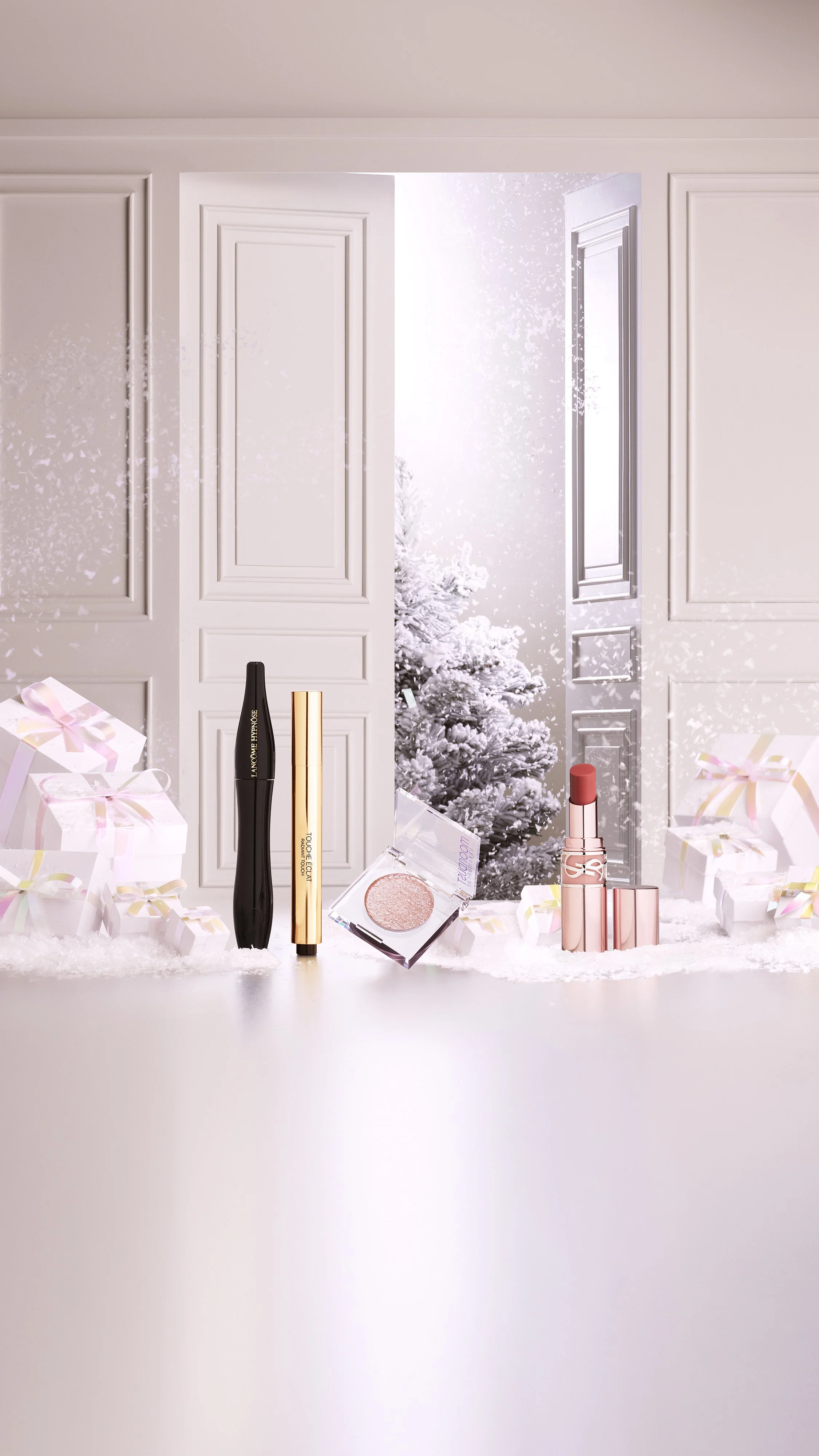 L'Oréal Luxe Holidays 2024 _ Décor de Noël avec cadeaux, maquillage et sapin enneigé en fond.