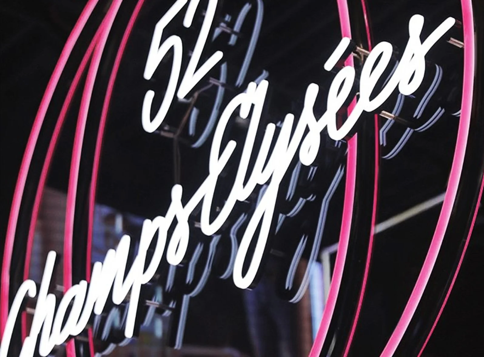 Lancôme 52 Flagship Champs-Elysées _ Enseigne en néon avec texte en français, roses et bleues, sur fond noir.