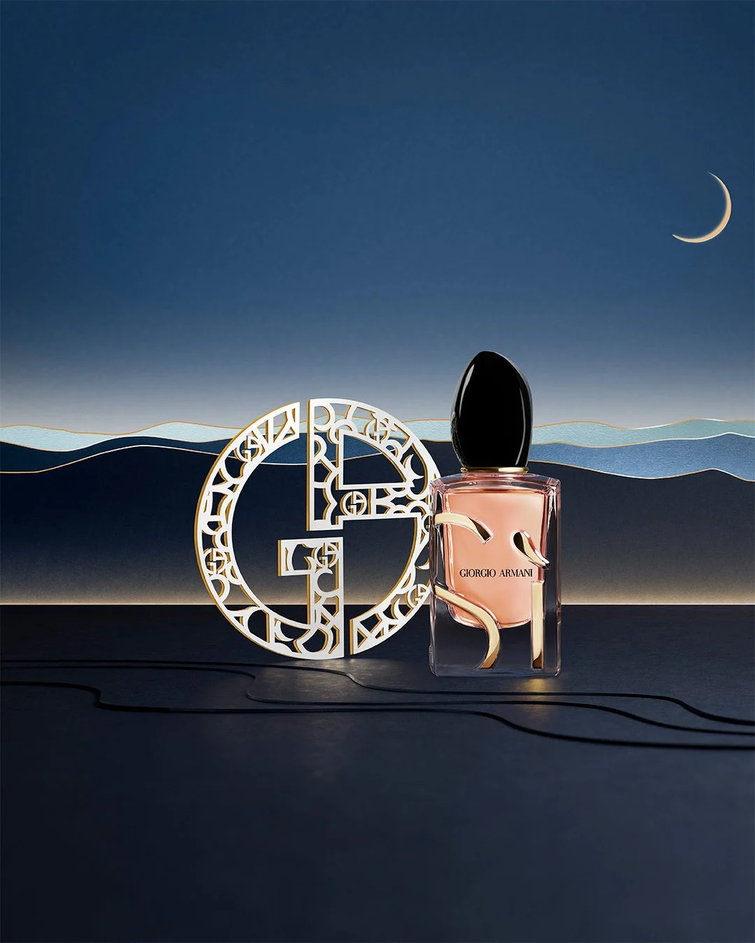 ARMANI Ramadan _ Une bouteille de parfum Giorgio Armani, un symbole en forme de cercle avec des motifs géométriques en or, un fond représentant des montagnes stylisées avec un ciel de nuit et une lune croissante.