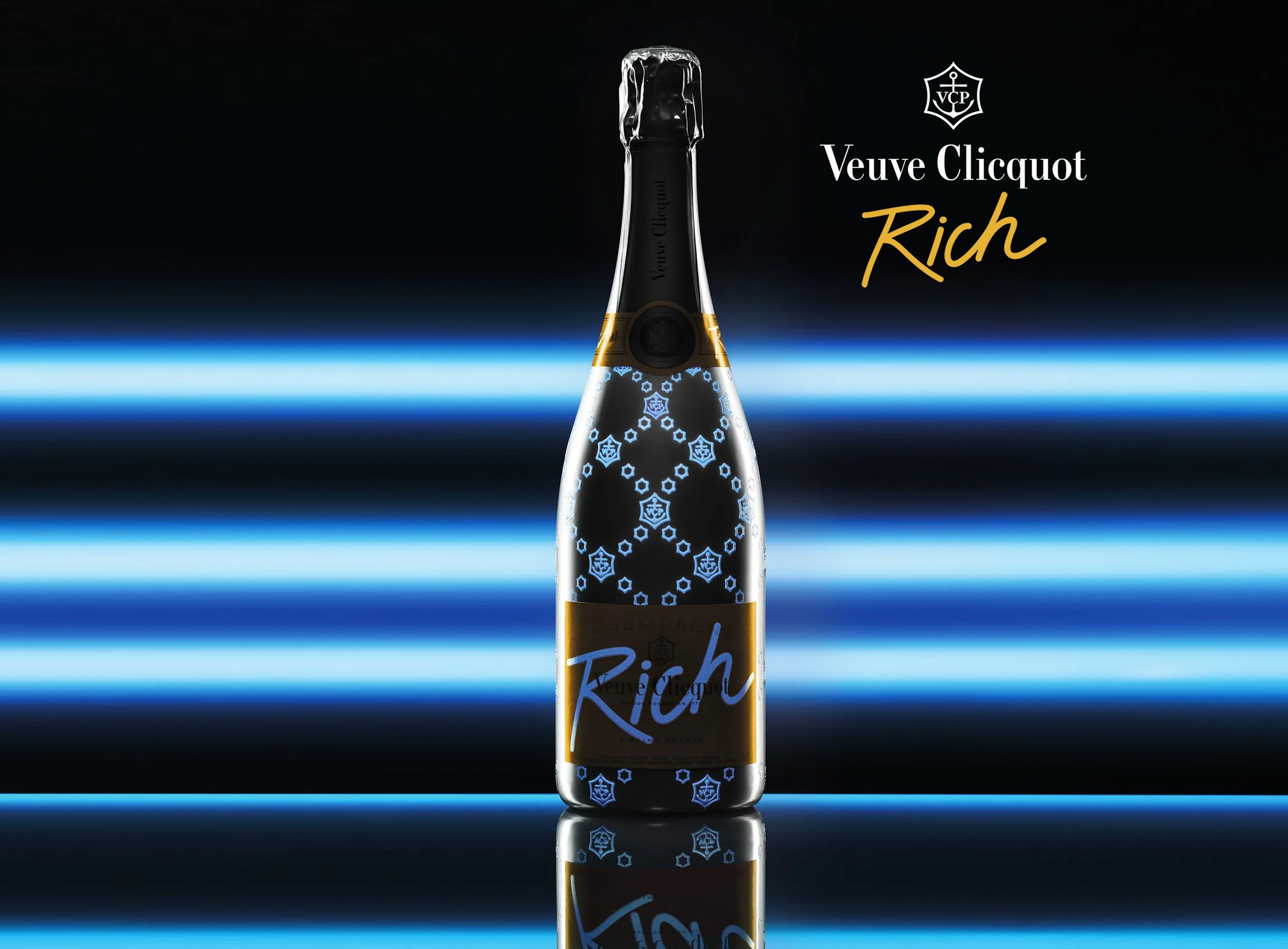 Veuve Clicquot Rich _ Une bouteille de champagne Veuve Clicquot Rich avec un fond noir et des lignes bleues lumineuses horizontalement. La bouteille a un design moderne avec des motifs hexagonaux lumineux et un label doré.