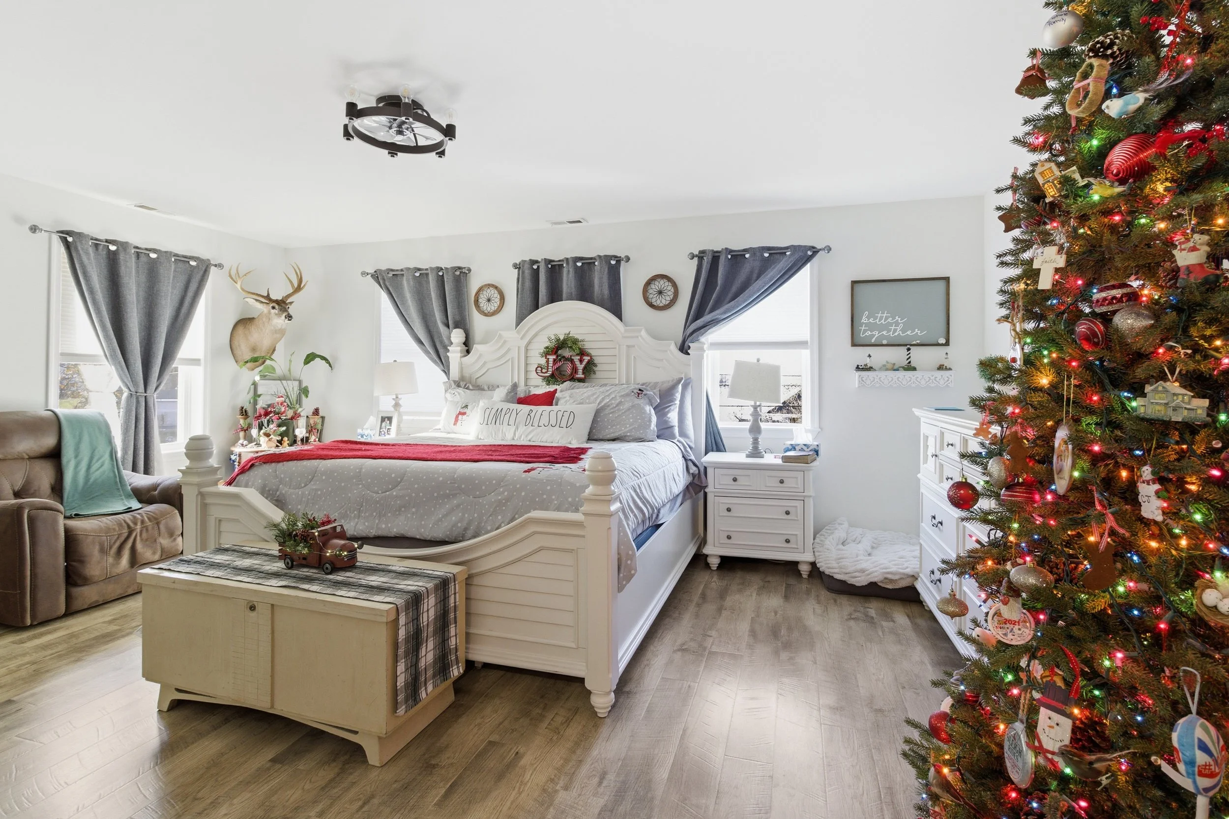 REAL ESTATE PHOTOGRAPHY OF INTERIOR WIDE ANGLE BEDROOM SHOT WITH CHRISTMAS DECORATIONS