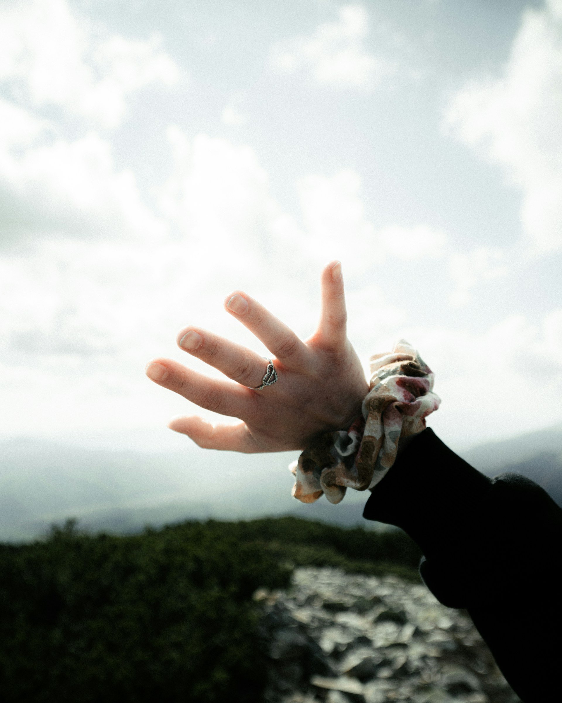 Eine Hand, die scheinbar die Wolken berührt - Hakomi