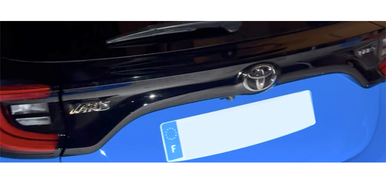 RENOVATION ET POLISSAGE BLACK PIANO BANDEAU ARRIERE TOYOTA YARIS