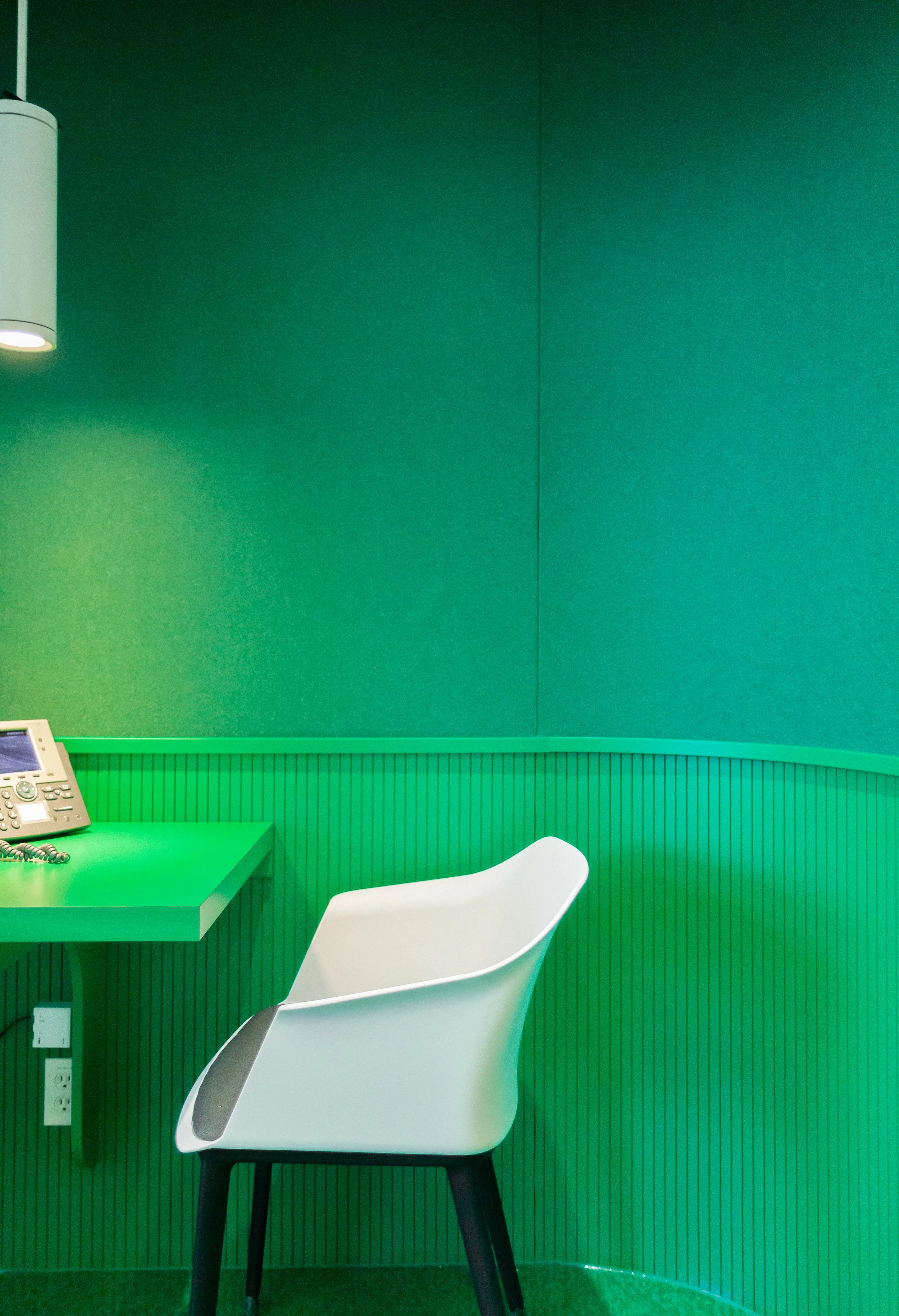 4 - Desjardins-02.jpg - PANNEAUX À RAINURES ET FEUTRE INSONORISANT.jpg