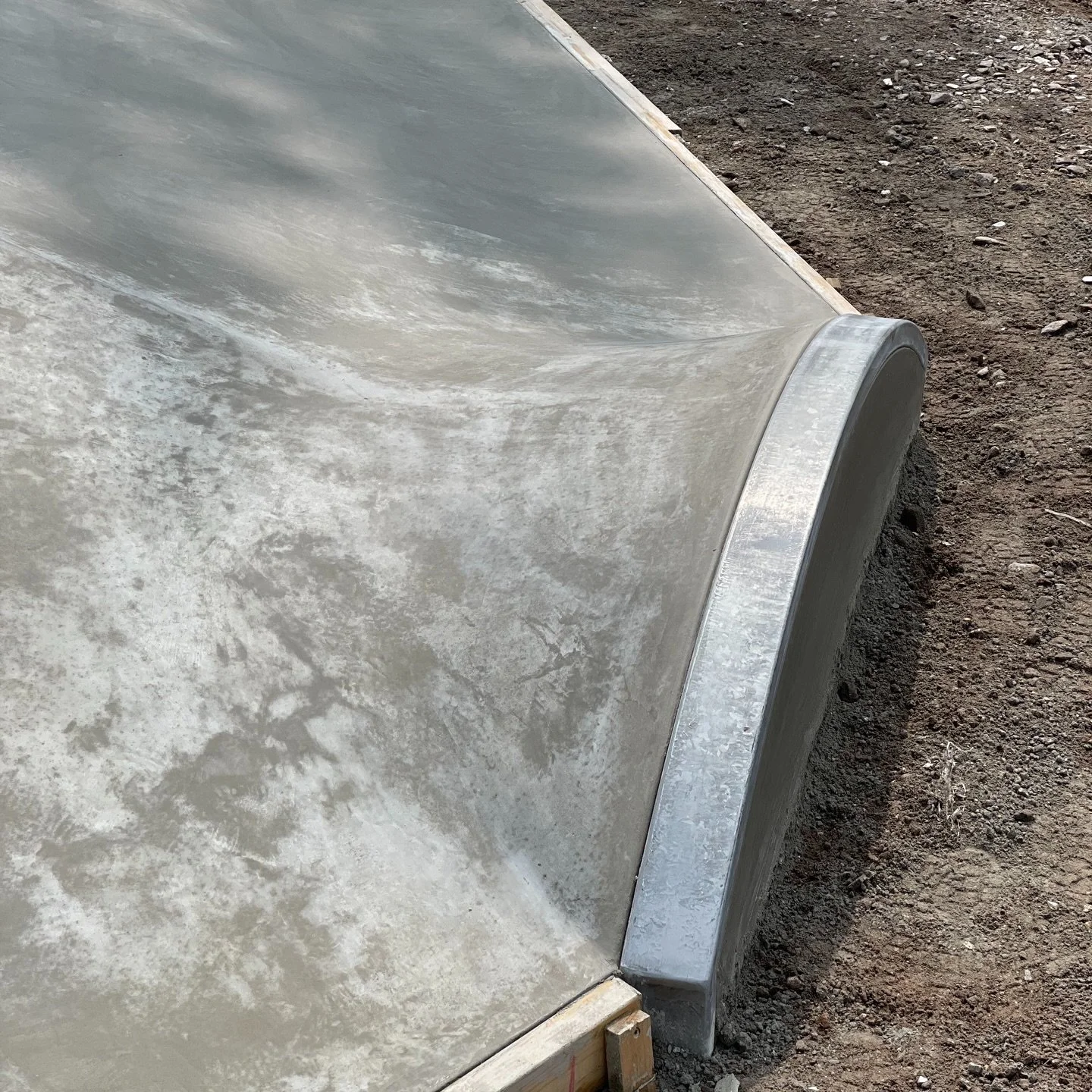 Steel protection edges are used where concrete edges are exposed to impact or abrasion. They take the wear from traffic, equipment, or wheels, so the concrete edge doesn&rsquo;t chip or break. The steel defines a clean line, protects the corner durin