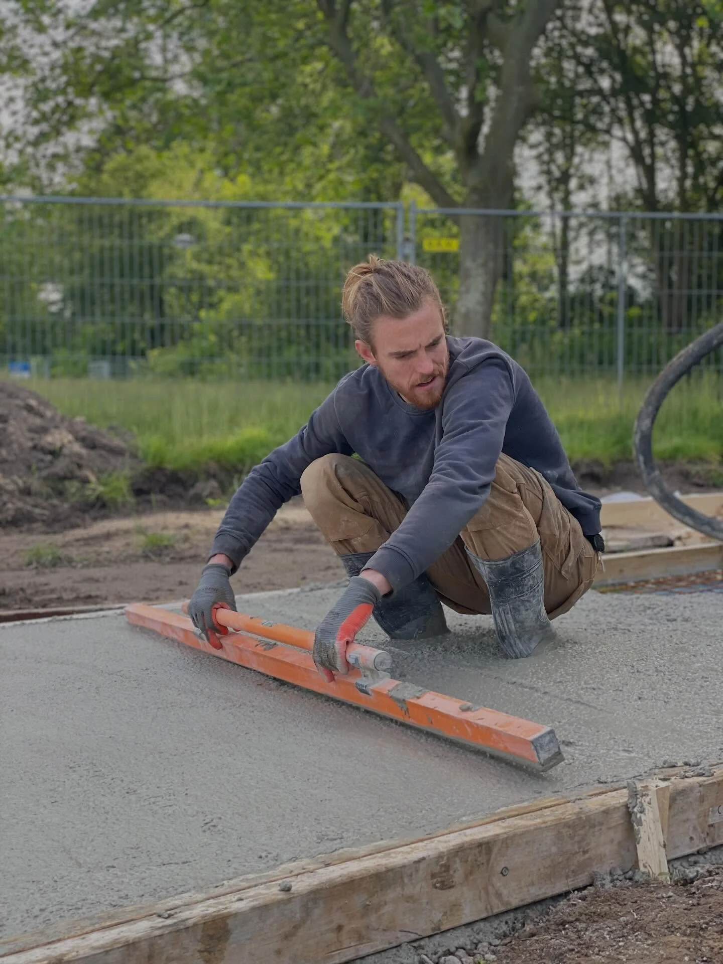 Brother on the screed! Screeding is how to get concrete to the right level. It evens out the surface, keeps the slab the same thickness, and sets any fall that&rsquo;s needed so water goes where it should. #betong #betongarbete #anl&auml;ggning #hant