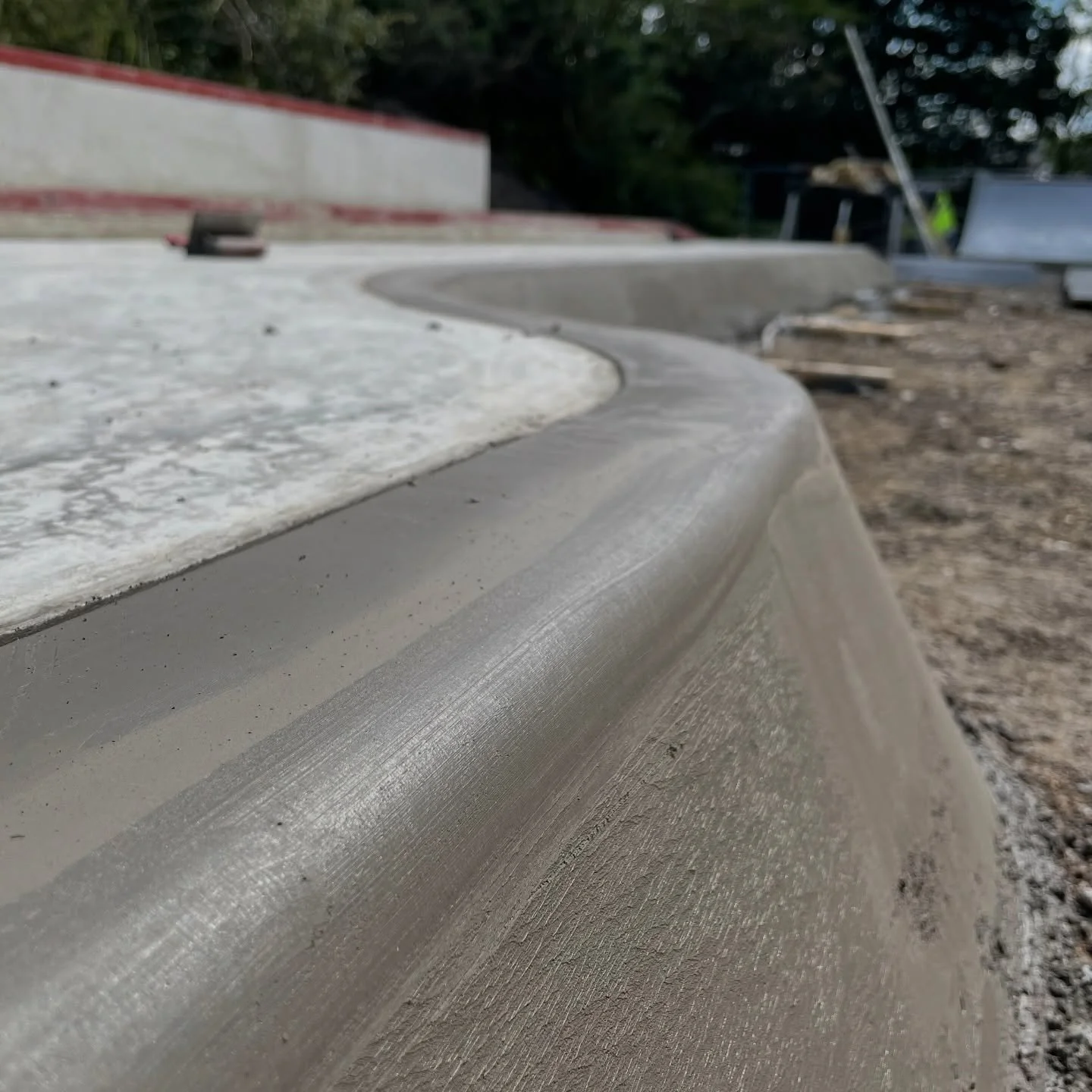 Concrete curbs define edges and separate surfaces. #betong
#betongarbete
#bygg
#anl&auml;ggning
#hantverk