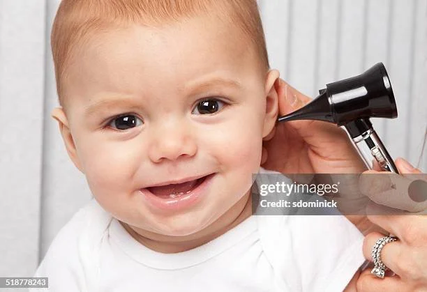 Un bambino riceve una visita medica, con uno stetoscopio ascolta il suo cuore