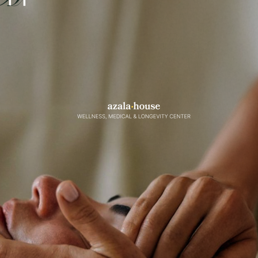 Imagen de una persona recibiendo una terapia de masaje facial en un centro de bienestar