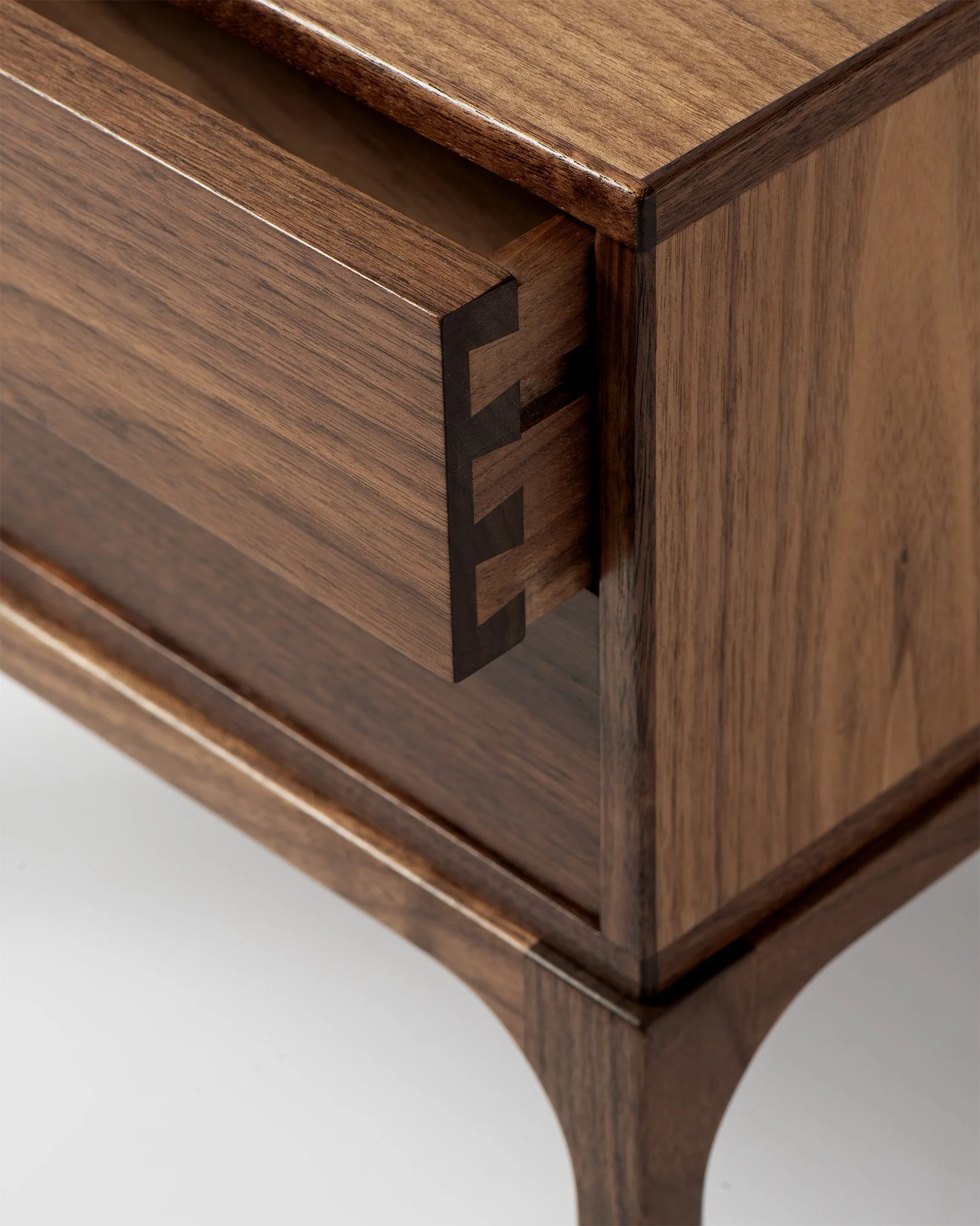 KaiKristiansen_Entre Bedside Low_Walnut_Detail_4.jpg