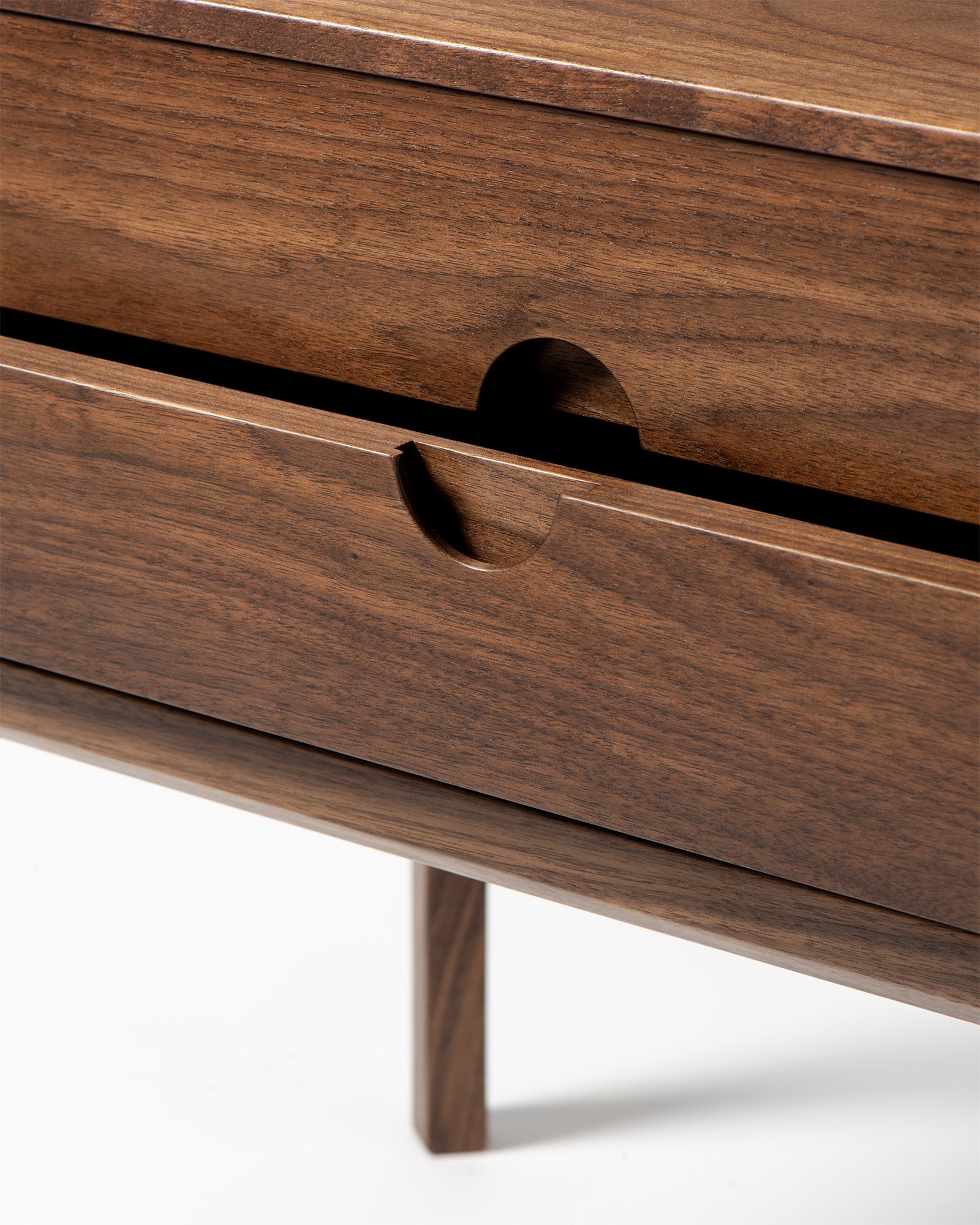 KaiKristiansen_Entre Bedside Low_Walnut_Detail_1.jpg