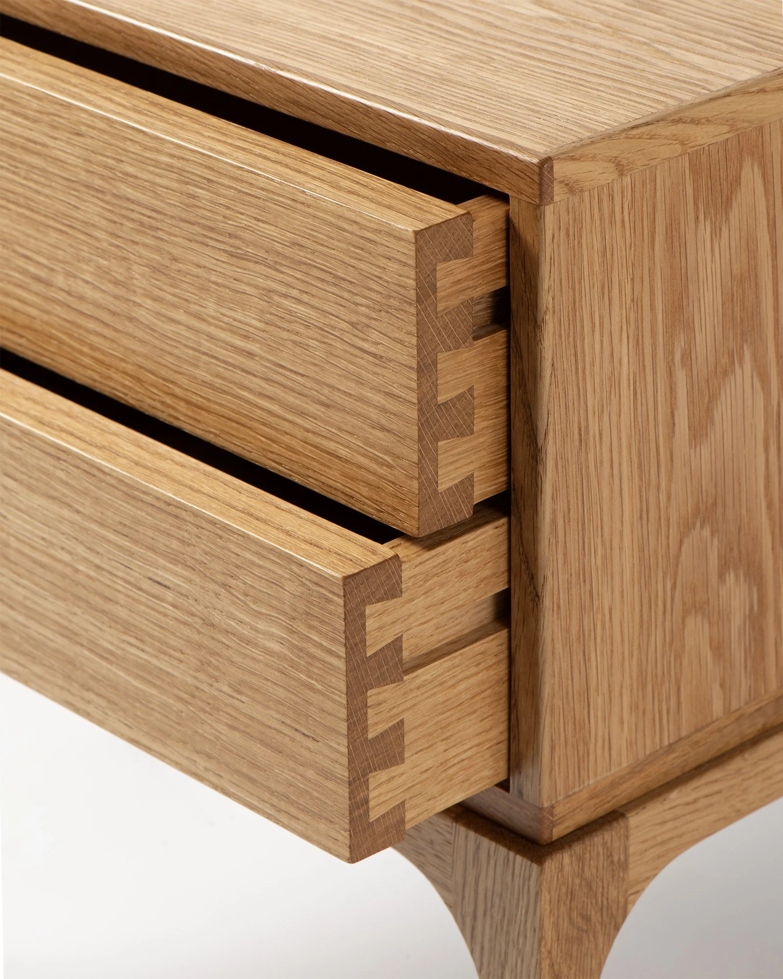 KaiKristiansen_Entre Bedside_Oak_Detail_3.jpg