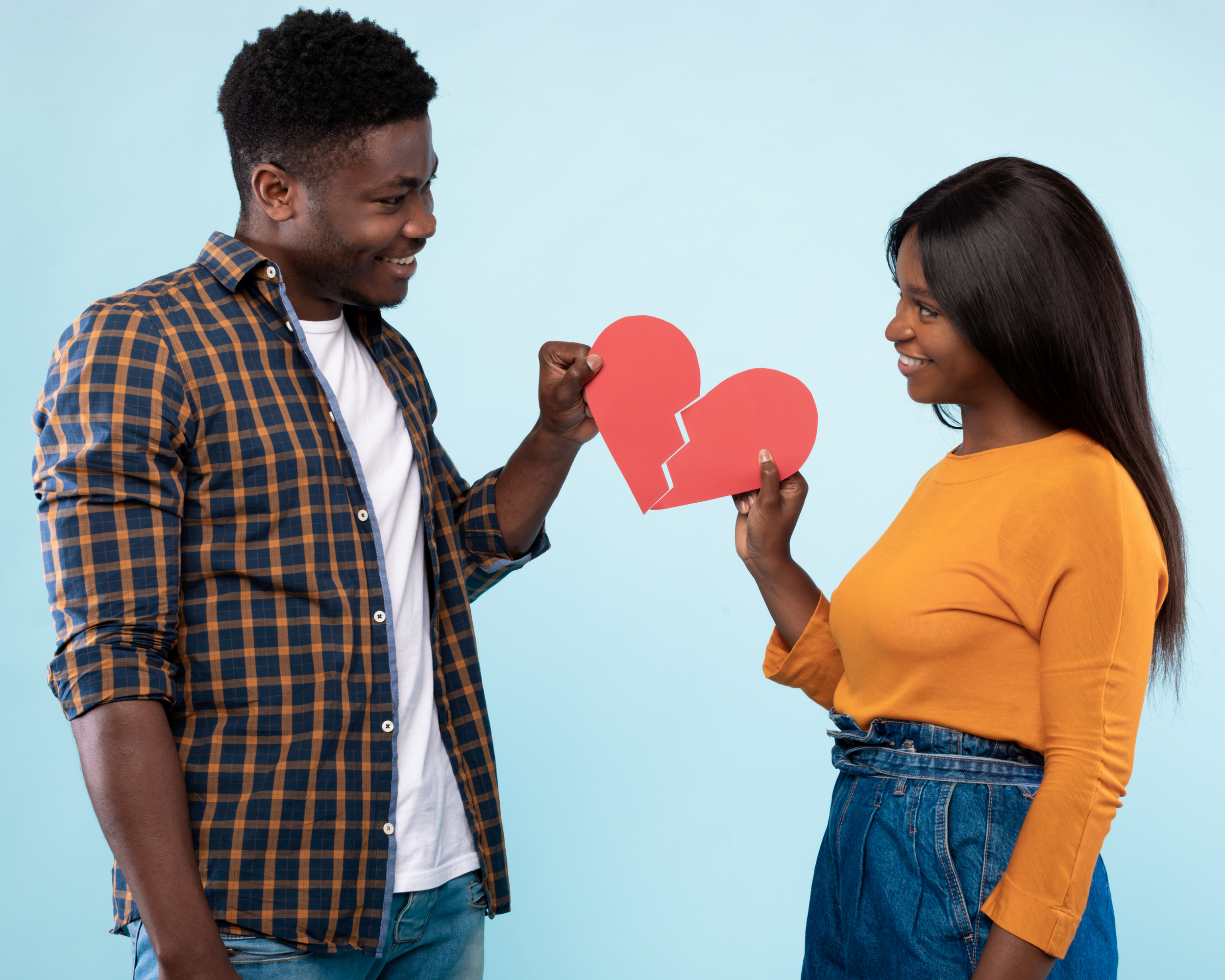 Homme et femme qui tiennent chacun la moitié d'un coeur