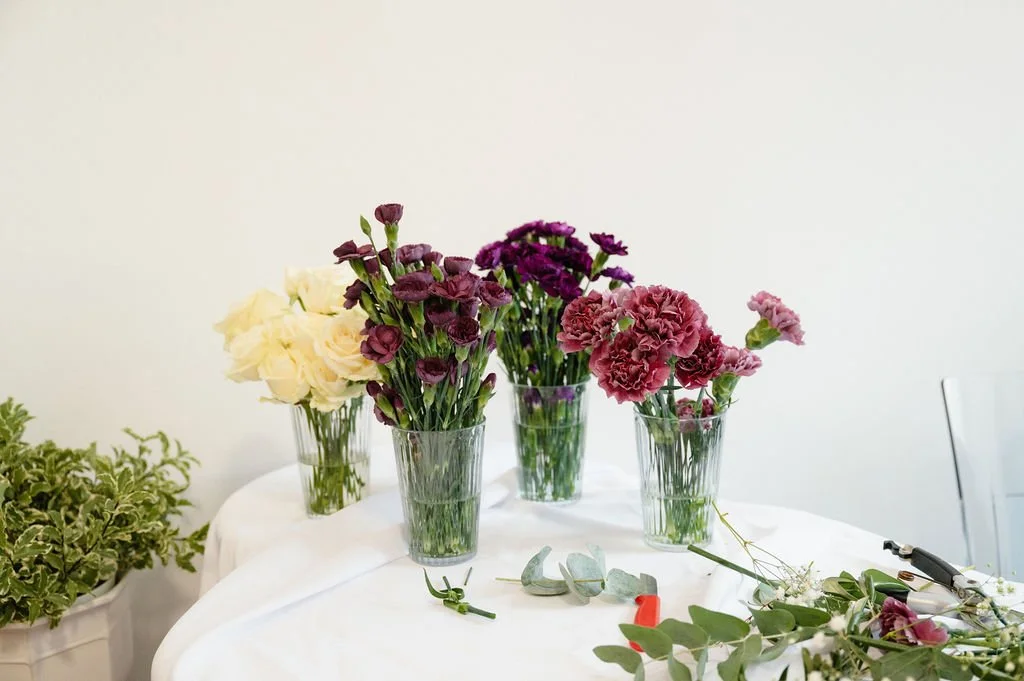 DIY Blumenbar Aktivität für Events: bunte Blumen in Vasen