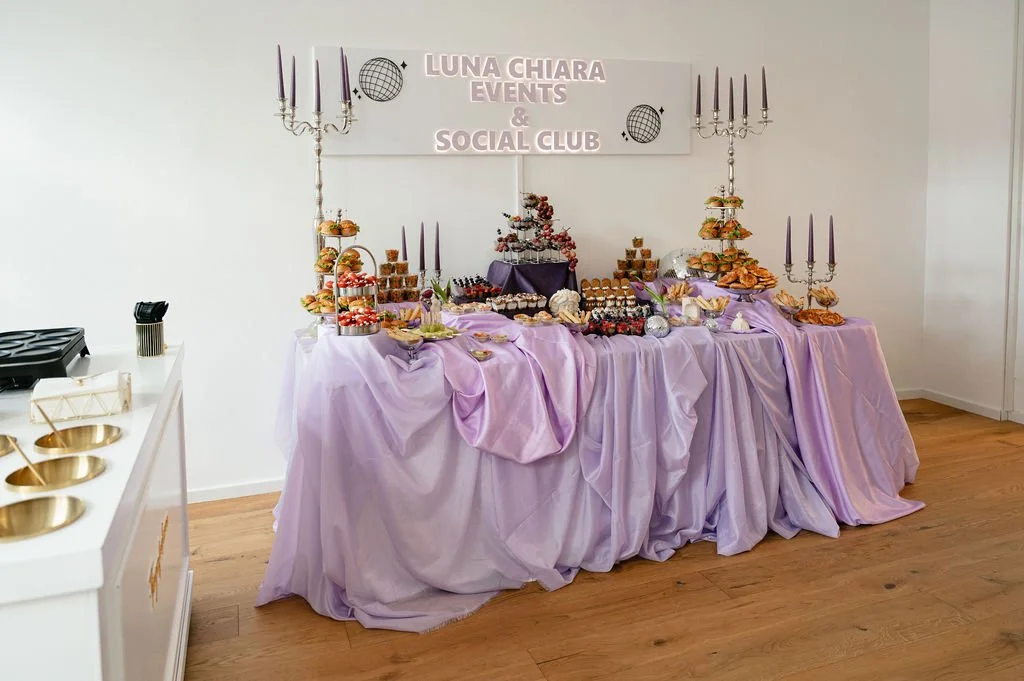 Eventdekoration, lila Fingerfood Buffet dekoriert mit Kerzen