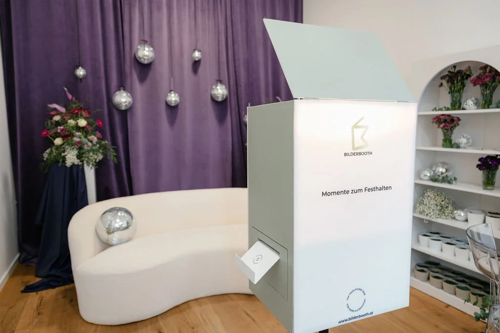 Event Fotobox Bilderbooth vor lila Hintergrund
