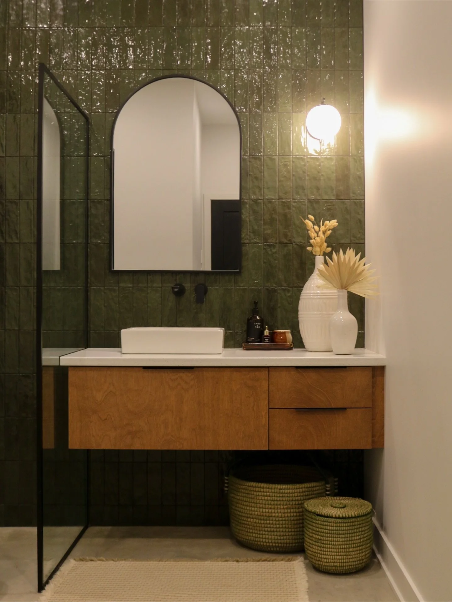 Cette c&eacute;ramique verte 😮&zwj;💨😍 &mdash; L&rsquo;&eacute;quilibre parfait entre audace &amp; neutralit&eacute;.

Saviez-vous que lorsqu&rsquo;elle est bien choisie, la couleur peut devenir un v&eacute;ritable atout? 👀

Ce projet a &eacute;t&