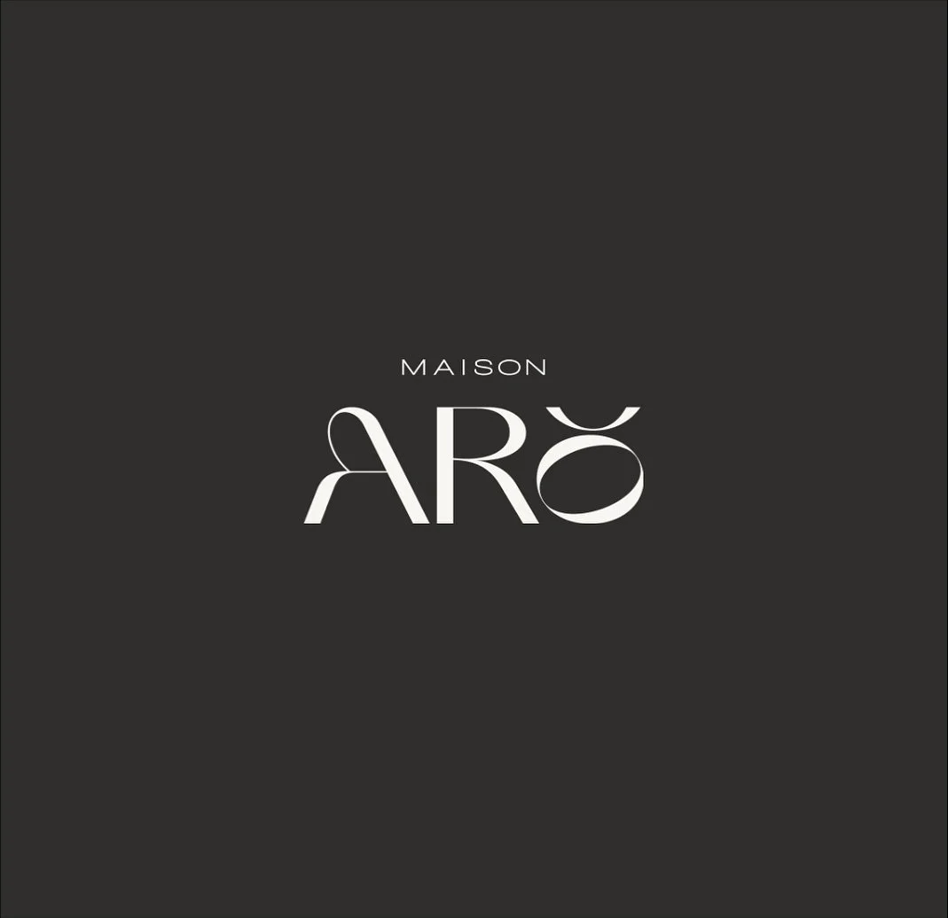 La nouvelle image de Maison Aro 🤎
C&rsquo;est beau, raffin&eacute;, intentionnel. On est (tellement) sous le charme 🥹✨

Cette identit&eacute; repr&eacute;sente quelque chose de tellement pr&eacute;cieux. Un m&eacute;lange de c&oelig;ur, de famille,