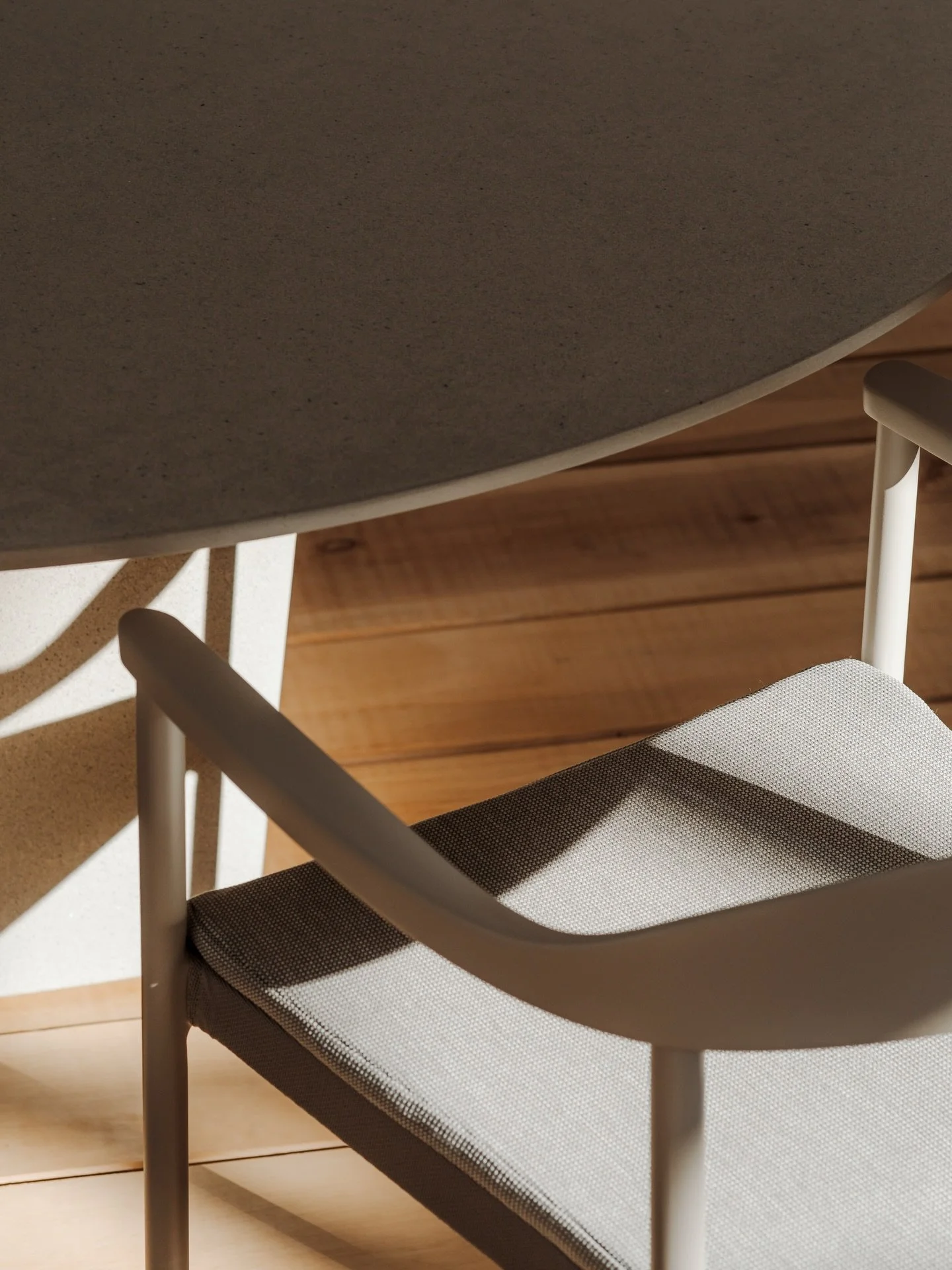 Les formes 🤎 &mdash; jamais un hasard.

Elles guident le regard, adoucissent la circulation et cr&eacute;ent une fluidit&eacute; entre les espaces.

Jouer avec elles, c&rsquo;est s&rsquo;assurer que tout trouve naturellement sa place ✨