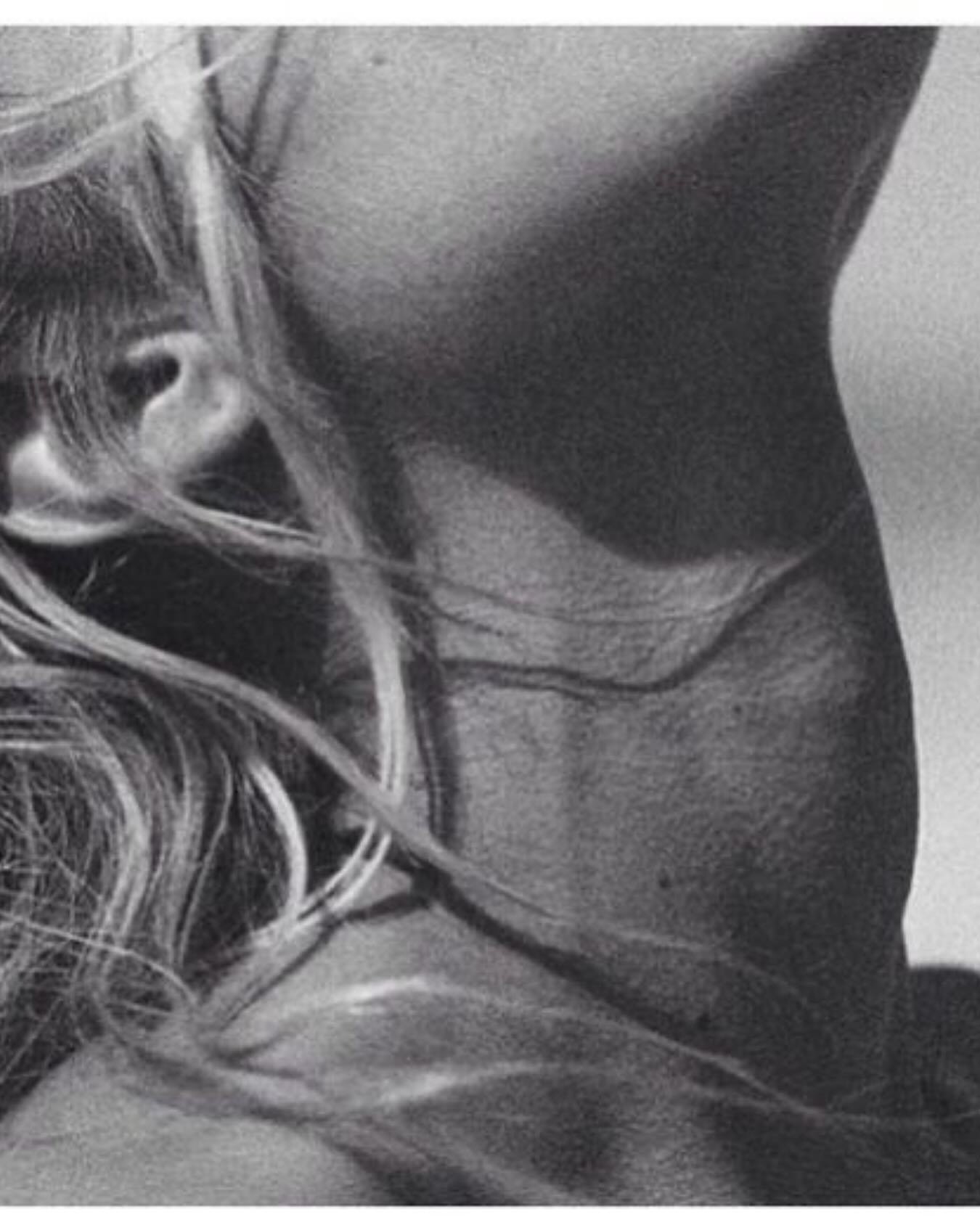 La beaut&eacute; dans le silence des gestes.
La lumi&egrave;re effleure, la peau raconte. ✨

#AnapaLisboa #&Eacute;l&eacute;ganceNaturelle #Beaut&eacute;Intemporelle #Lumi&egrave;reEtOmbre #ArtMinimaliste #F&eacute;mininSauvage #Style&Eacute;pur&eacu