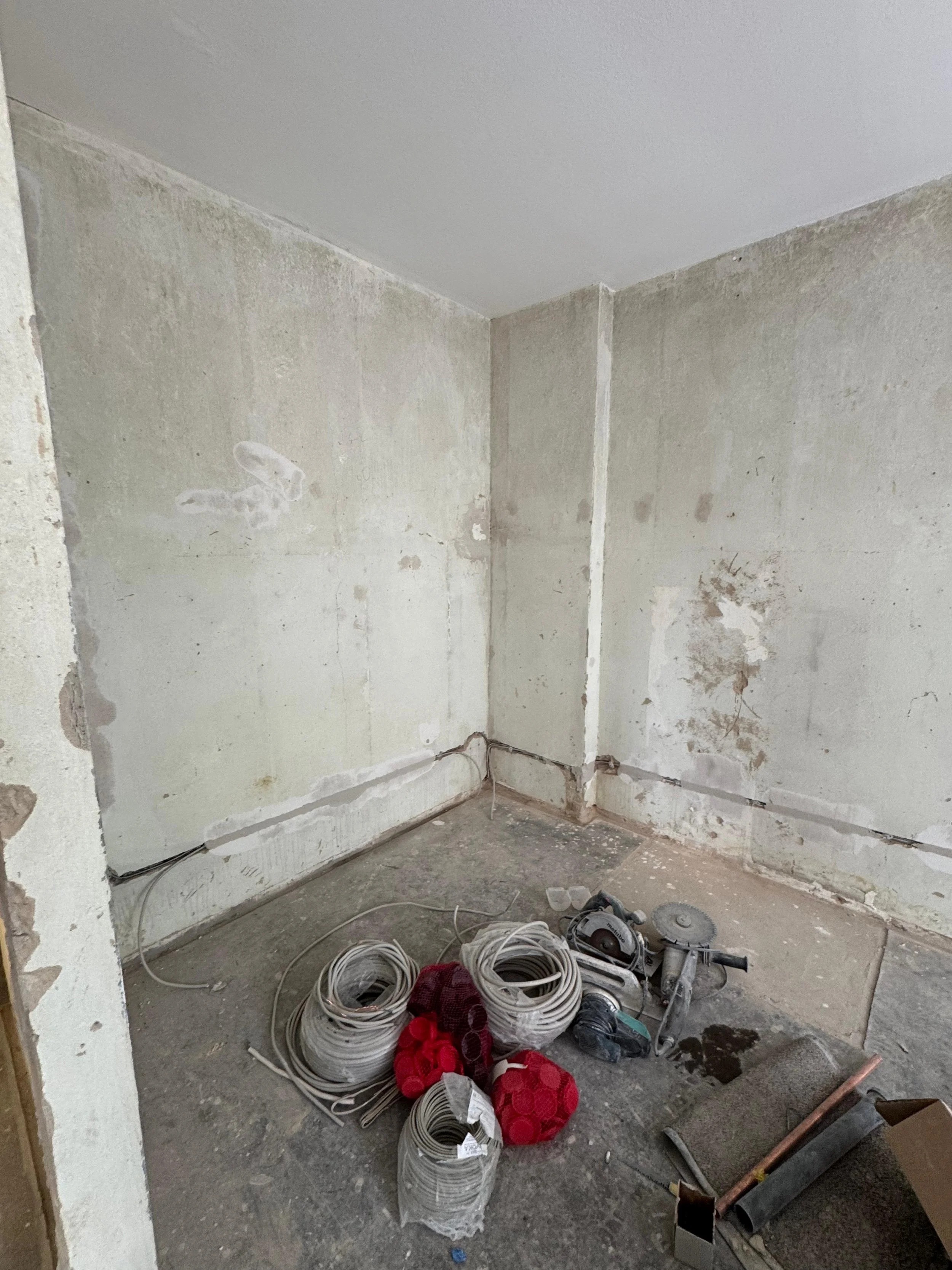 Baufreier Raum mit Bauwerkzeugen und Kabel am Boden