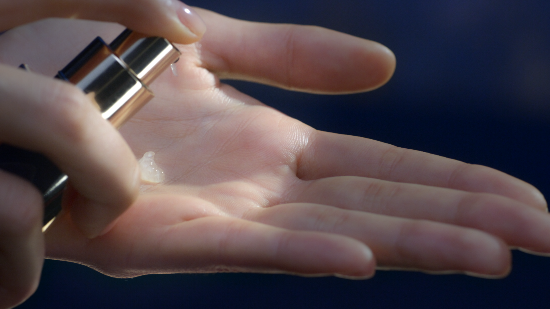 GUERLAIN_TUTO OI BLUE_MICRO-LIFT_LIVRAISON_16-9.mov0.png