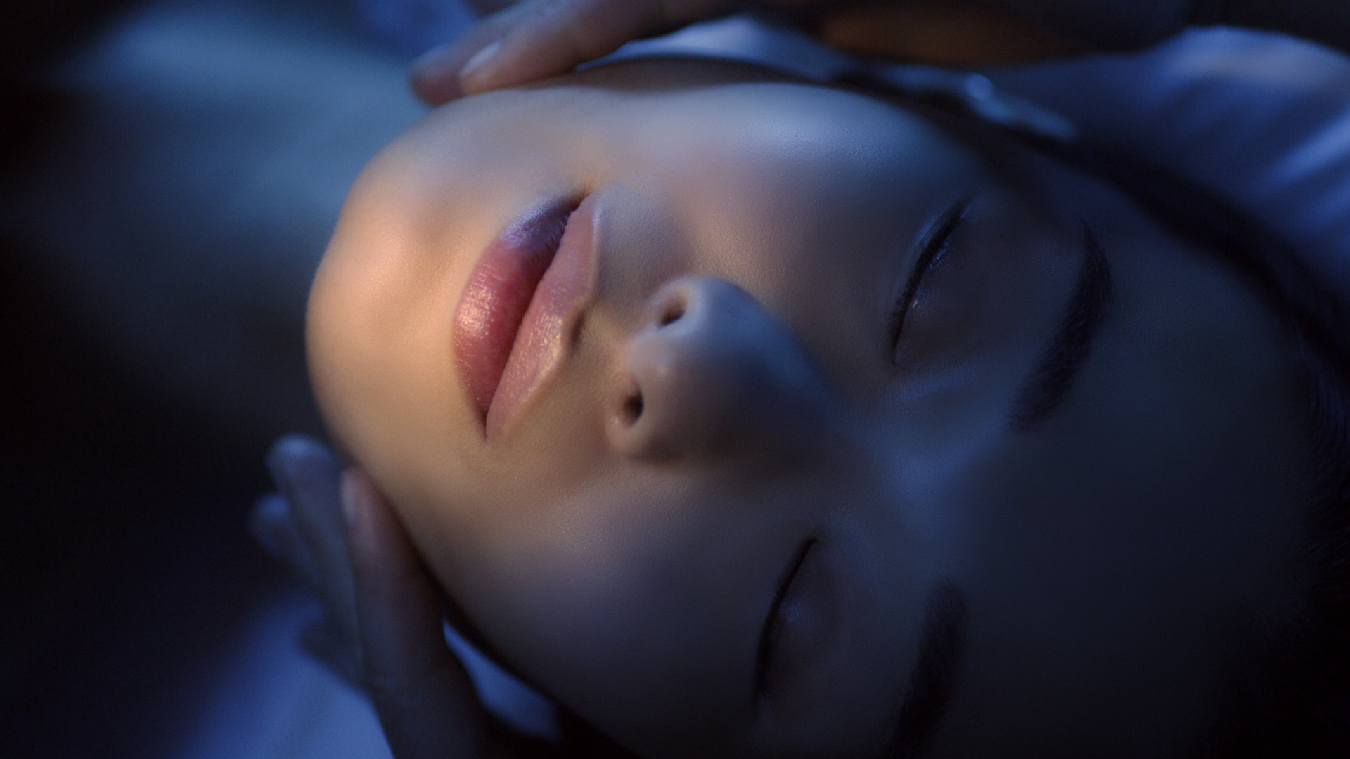 GUERLAIN_TUTO OI BLUE_MICRO-LIFT_LIVRAISON_16-9.mov.png70.png