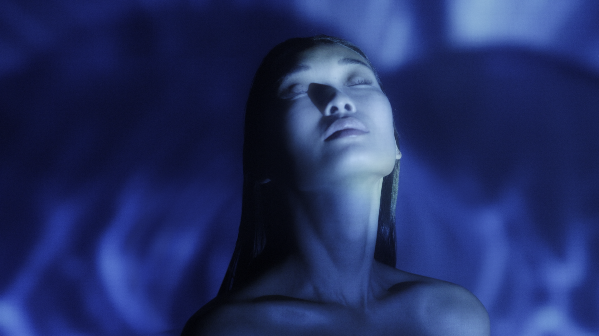 GUERLAIN_TUTO OI BLUE_MICRO-LIFT_LIVRAISON_16-9.mov.png130.png