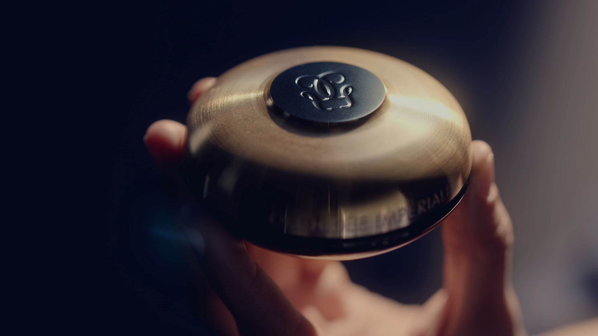 #1_GUERLAIN_TUTOS OI BLUE_OI_THE IMPERIAL FACIAL RITUAL_16-9_LIVRAISON.png30.png