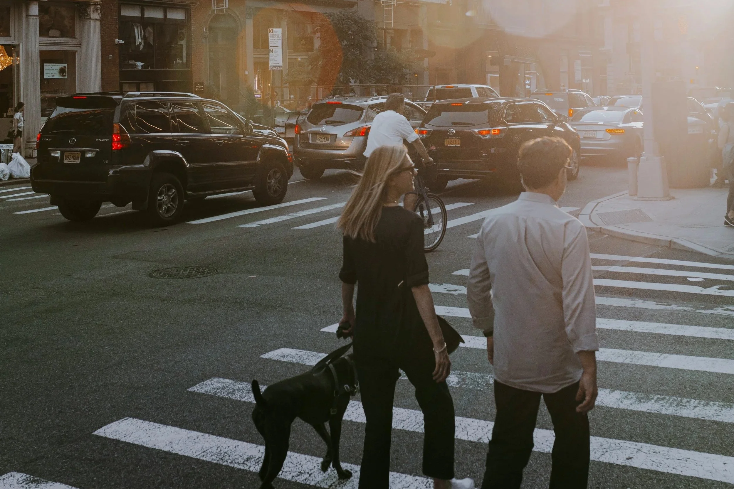 first date outfit ideas for men over 35 walking couple happy