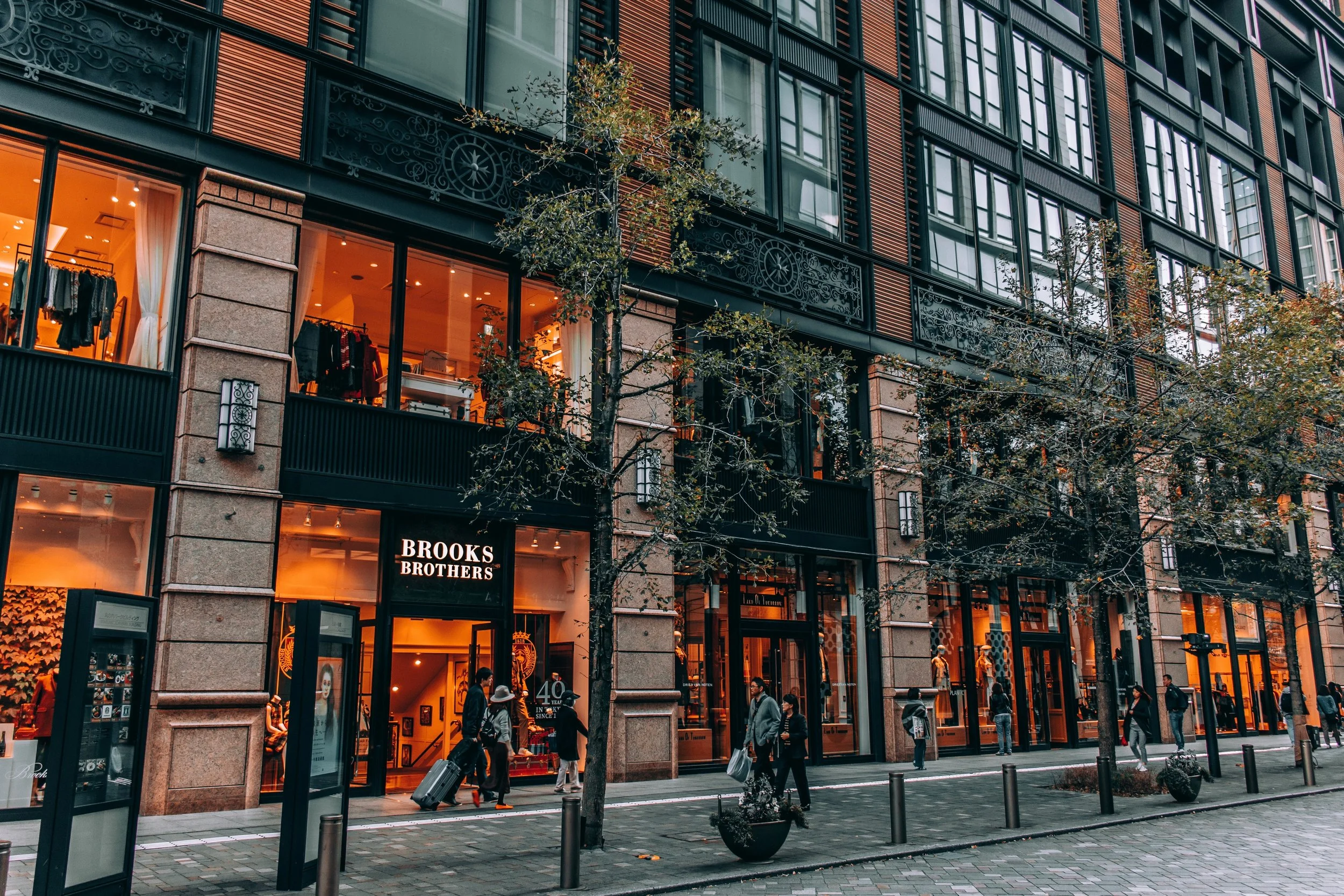 how to dress well men outdoor shopping